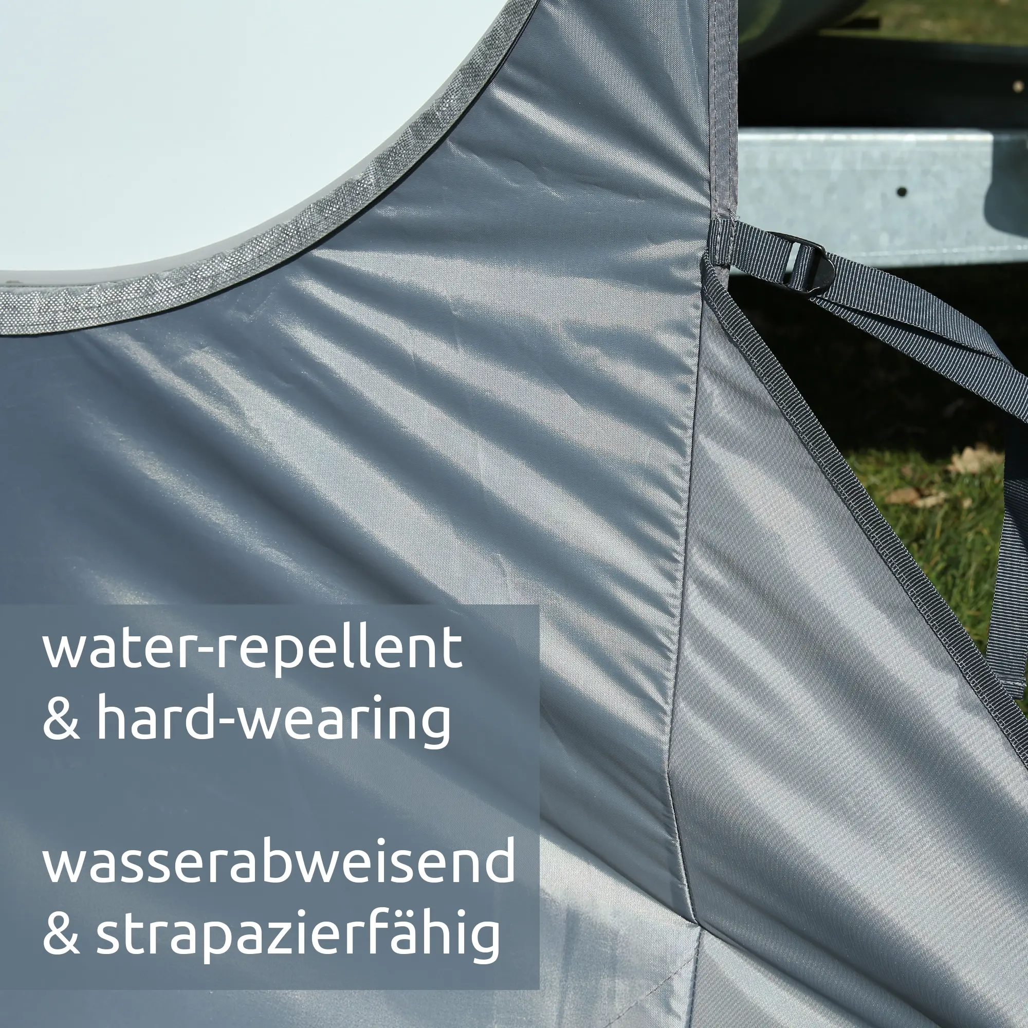 Bodenschürze your GEAR Brela für Hobby Beachy 360 Wohnwagen, grau, mit Radabdeckung, wasserabweisend und strapazierfähig, Nahaufnahme der Materialstruktur und Befestigungsgurte, Text in Deutsch und Englisch.