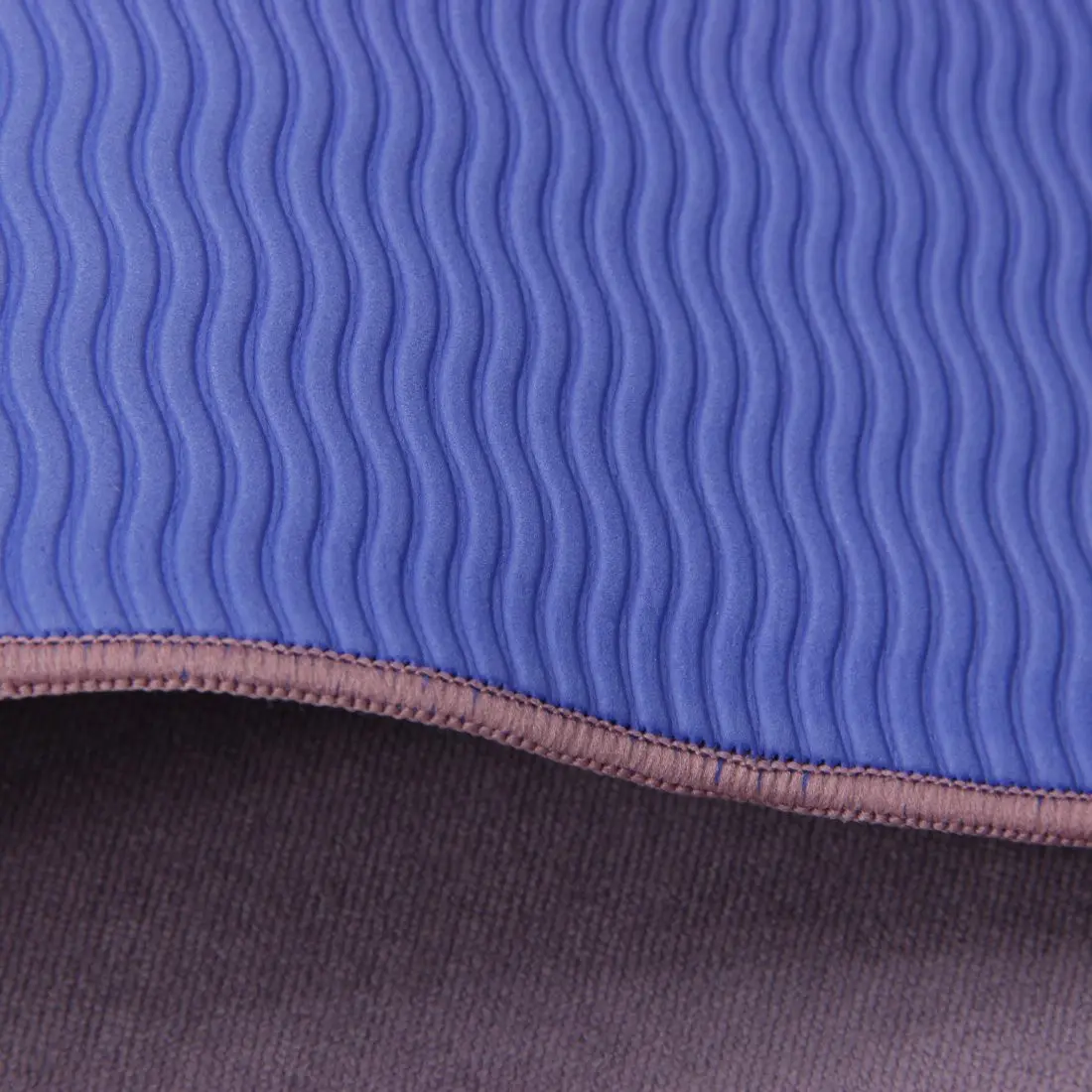 Dettaglio della superficie in microfibra antiscivolo della Carnegie Yoga Handtuch Matte 175x60, con trama ondulata blu e bordo rifinito, ideale per yoga, pilates e fitness.