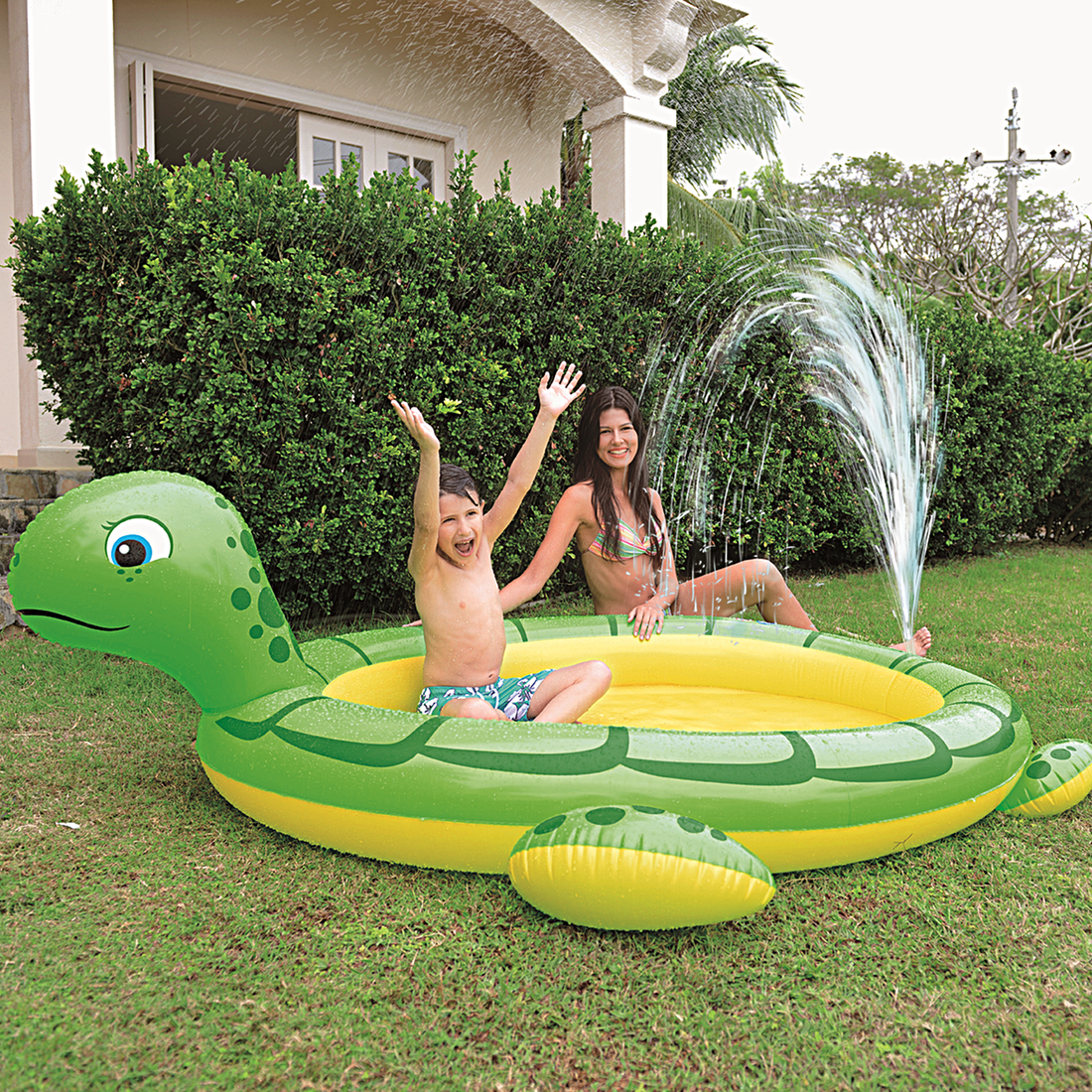 Piscina per bambini Jilong Turtle Spray Pool a forma di tartaruga, 215x189 cm, con spruzzatore d’acqua collegabile al tubo da giardino. Design colorato, adatta per giochi e schizzi in giardino.