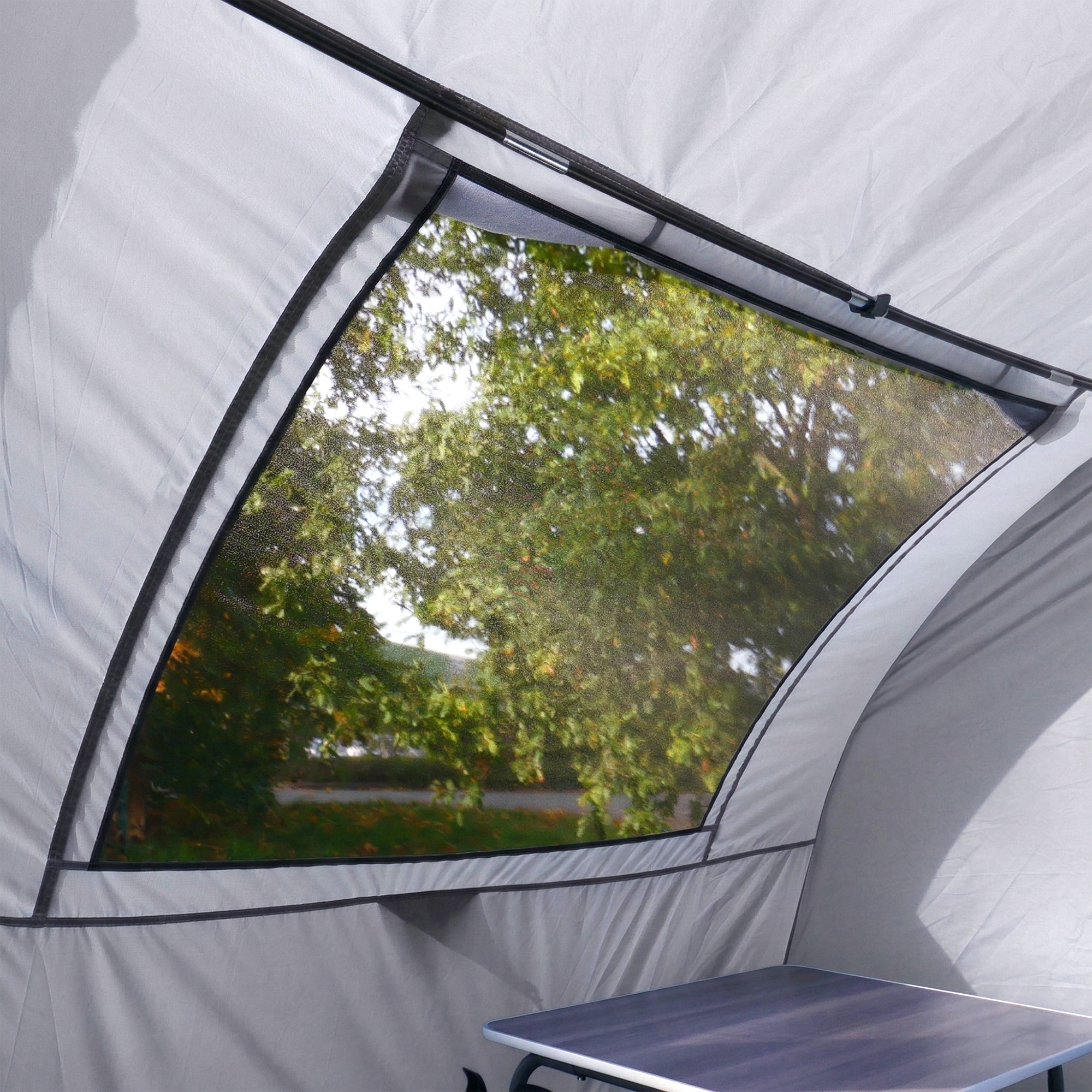 Tente arrière pour caravane your GEAR Venecia gris clair, fenêtre en PVC transparente avec moustiquaire, couture et armature noire visibles, espace intérieur avec table pliante et bâche de sol incluse, dimensions environ 190x170 cm.