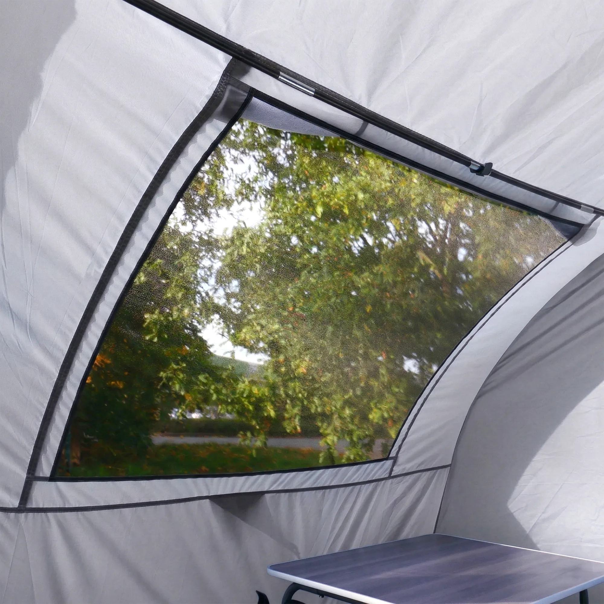 Tente arrière pour caravane your GEAR Venecia gris clair, fenêtre en PVC transparente avec moustiquaire, couture et armature noire visibles, espace intérieur avec table pliante et bâche de sol incluse, dimensions environ 190x170 cm.