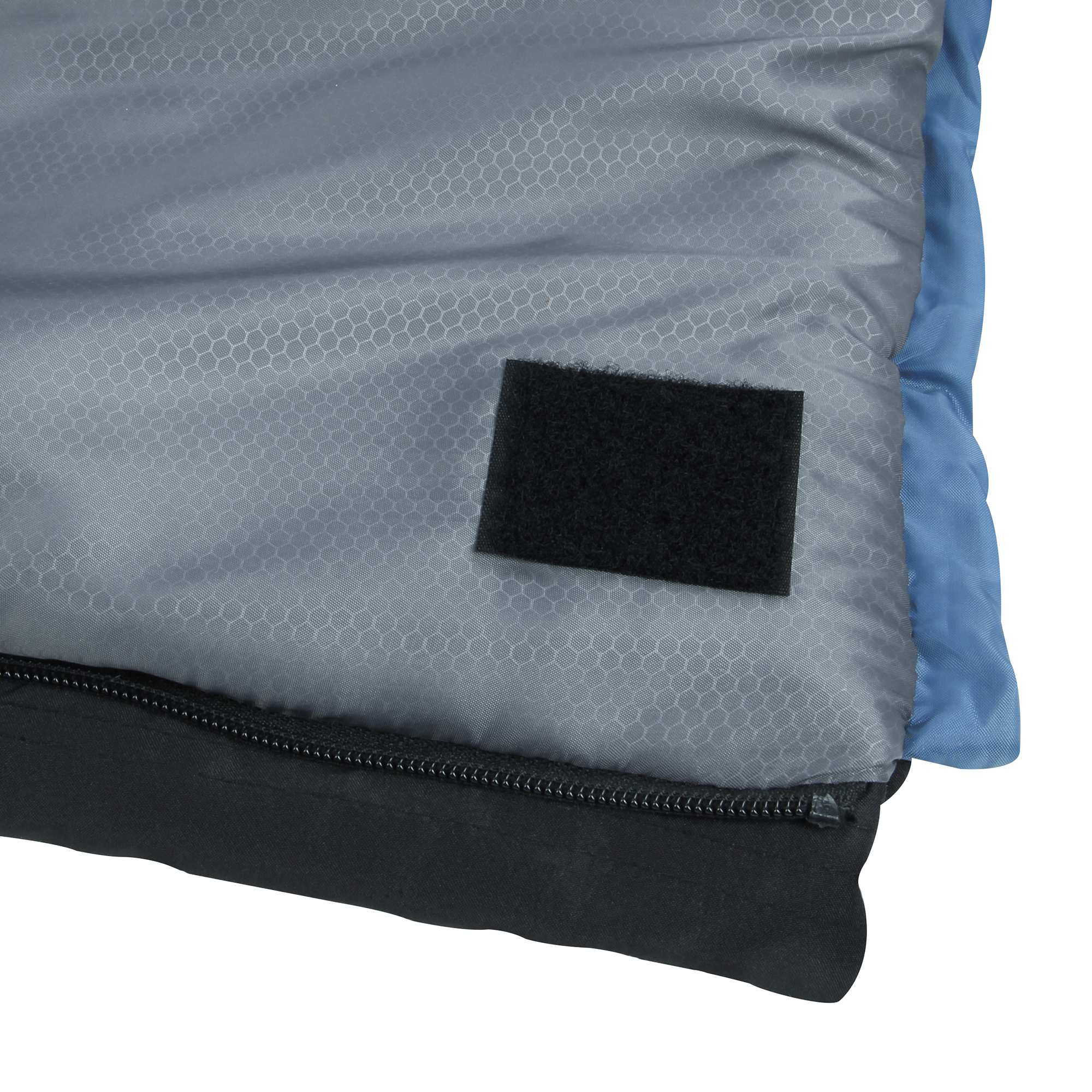 Primer plano del saco de dormir yourGEAR Ostria Duo azul y gris para 2 personas, con tejido hexagonal, cierre de velcro negro y cremallera visible en la parte inferior. Ideal para camping en verano.