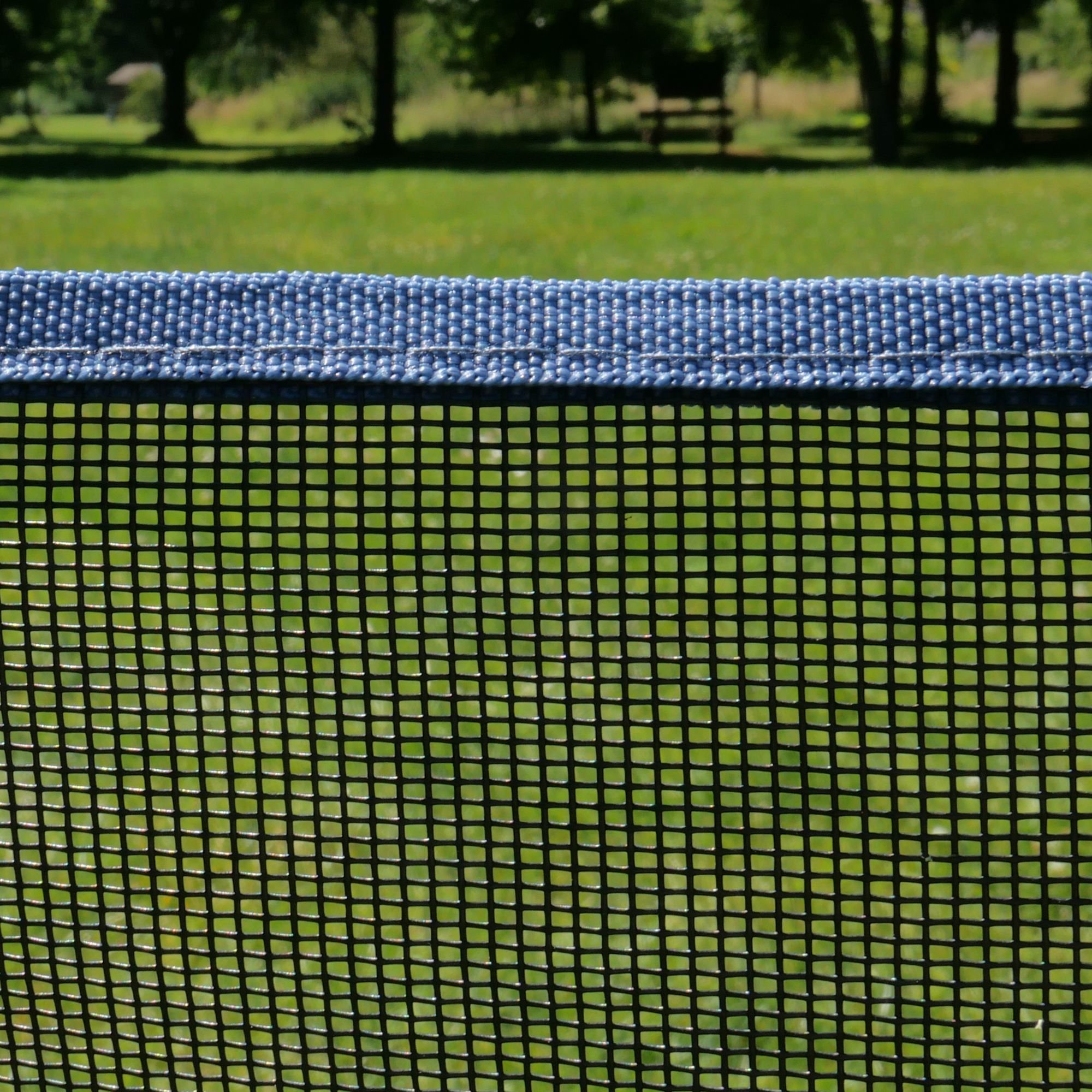 Mobile Hundezaun your GEAR Larino 400 mit stabilem, engmaschigem Netz und blauem Rand, ideal als flexibles Freigehege für Camping und Garten, unendlich erweiterbar, 90 cm hoch.