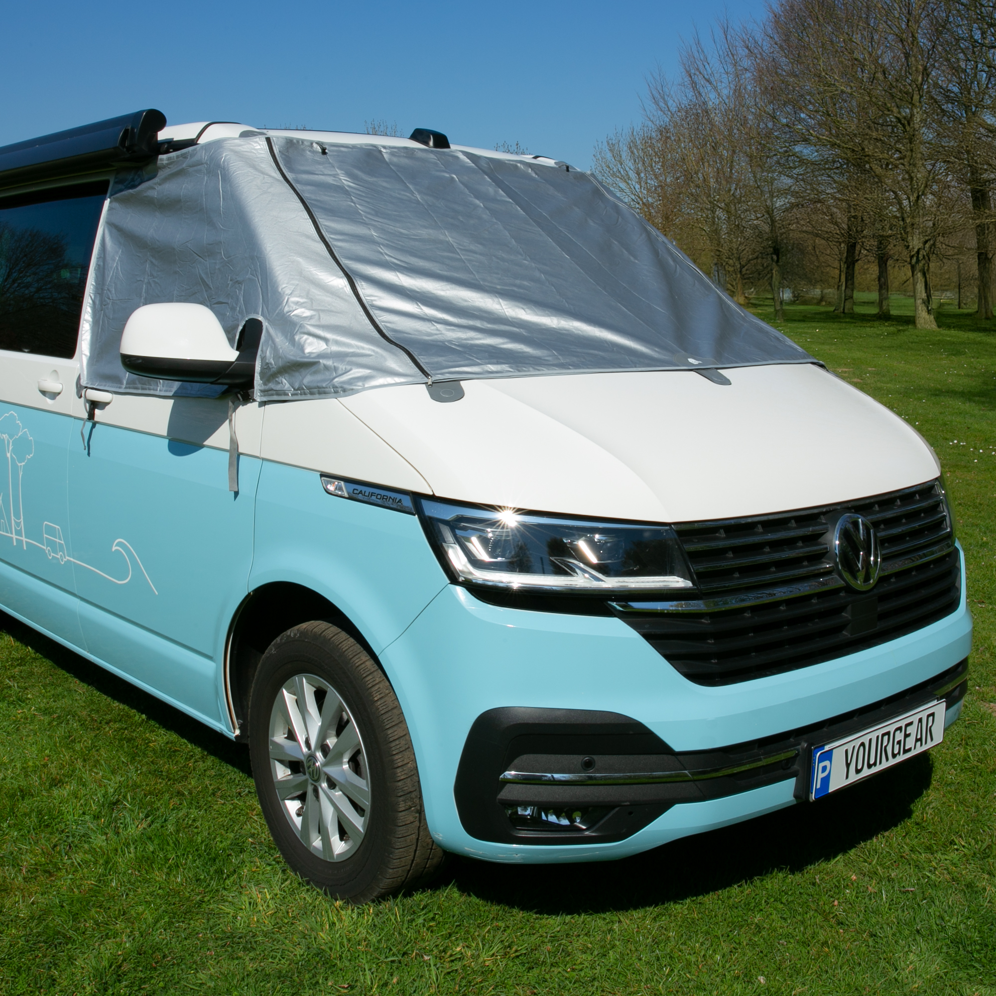 VW T6 mit your GEAR Sanremo Plus Sonnenschutzmatte auf Front- und Seitenscheiben, silberne Thermomatte für Hitzeschutz und Sichtschutz, passgenau angebracht, ideal für Transporter und Camper.