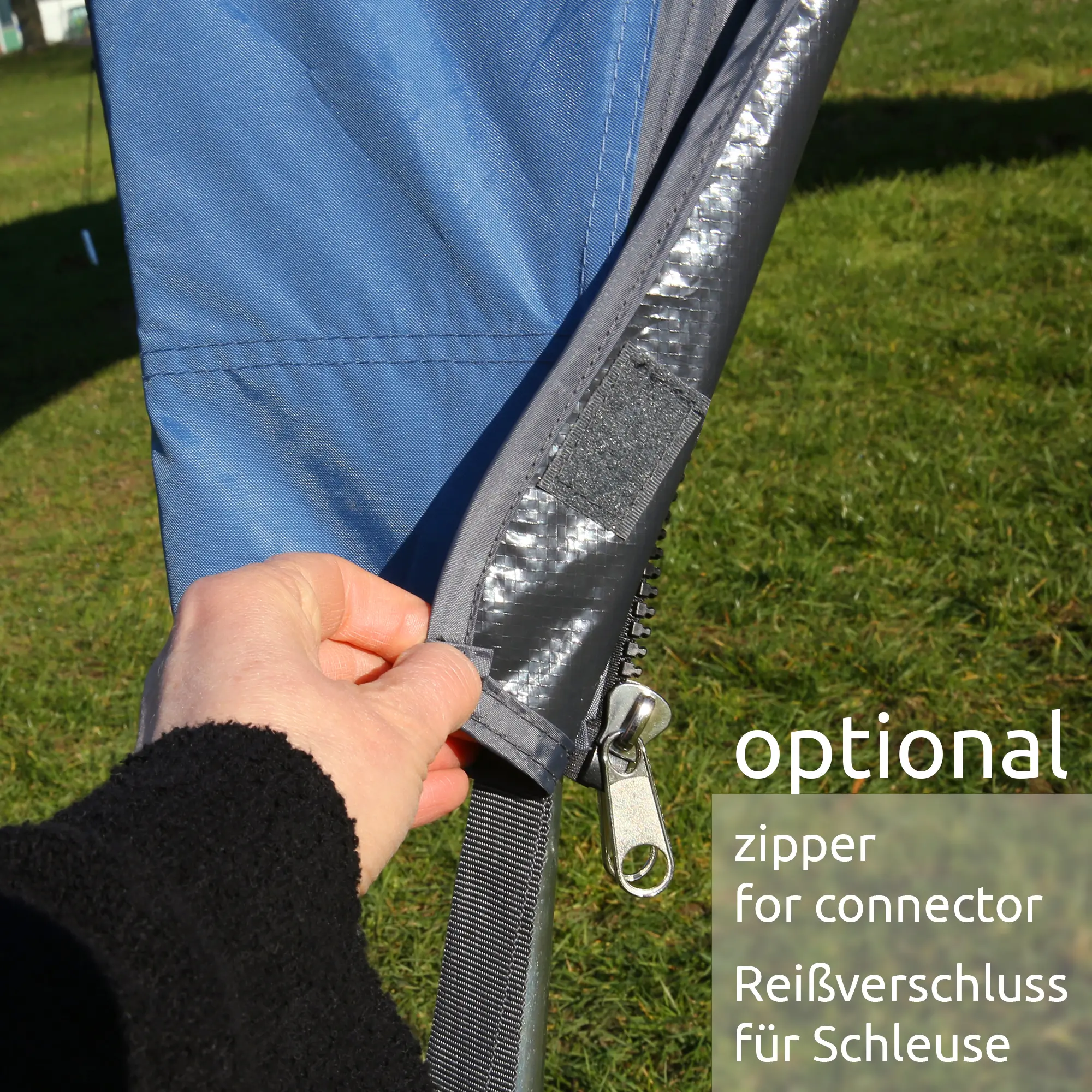 Dettaglio del padiglione your GEAR Bergamo 430, tessuto Oxford blu impermeabile con cerniera opzionale per collegamento a bus o camper, evidenziato il sistema di chiusura robusto e resistente alle intemperie.