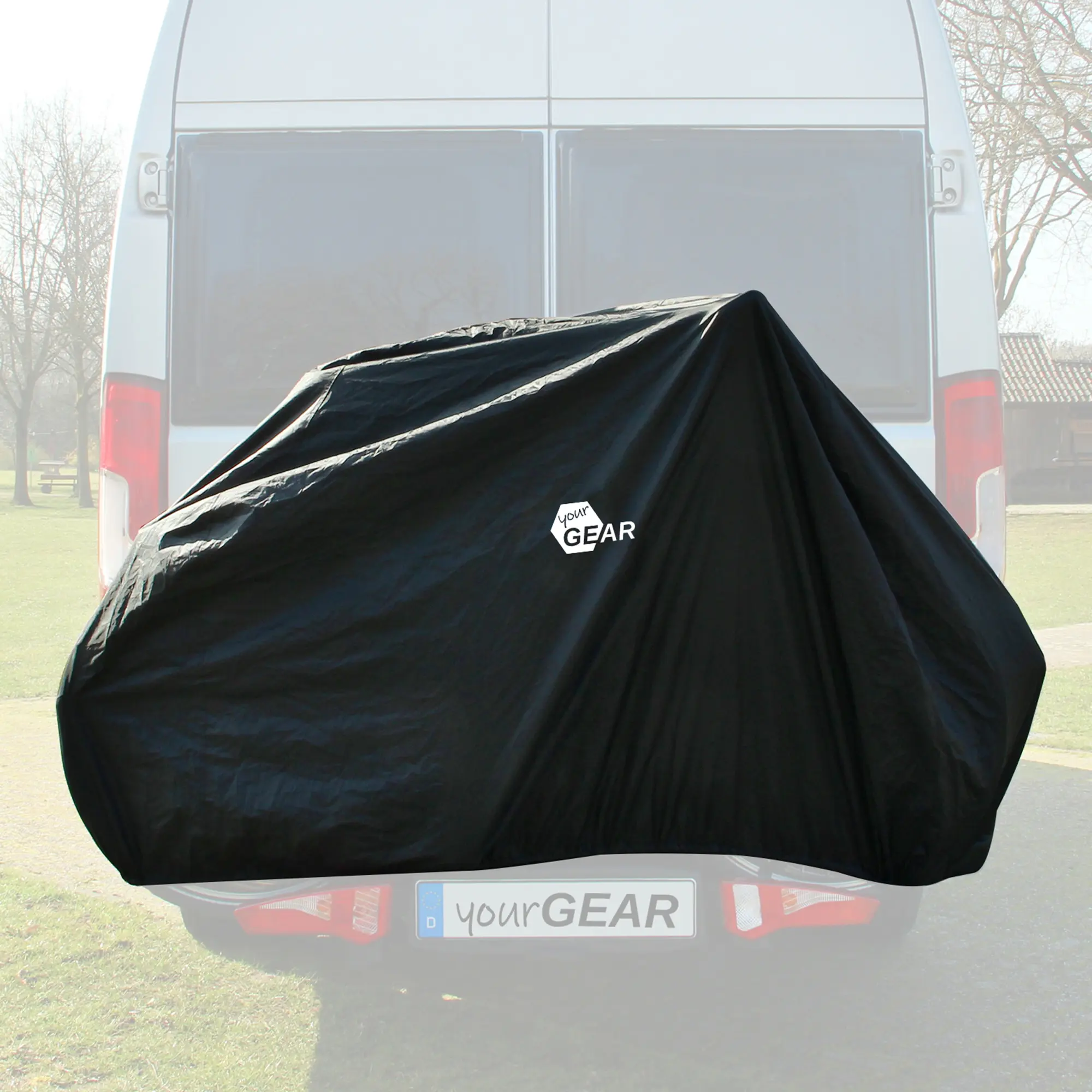 Funda impermeable yourGEAR Malaga negra cubriendo dos bicicletas en un portabicicletas trasero de caravana; material resistente, logo visible, protege parte superior, frontal y laterales de las bicicletas.