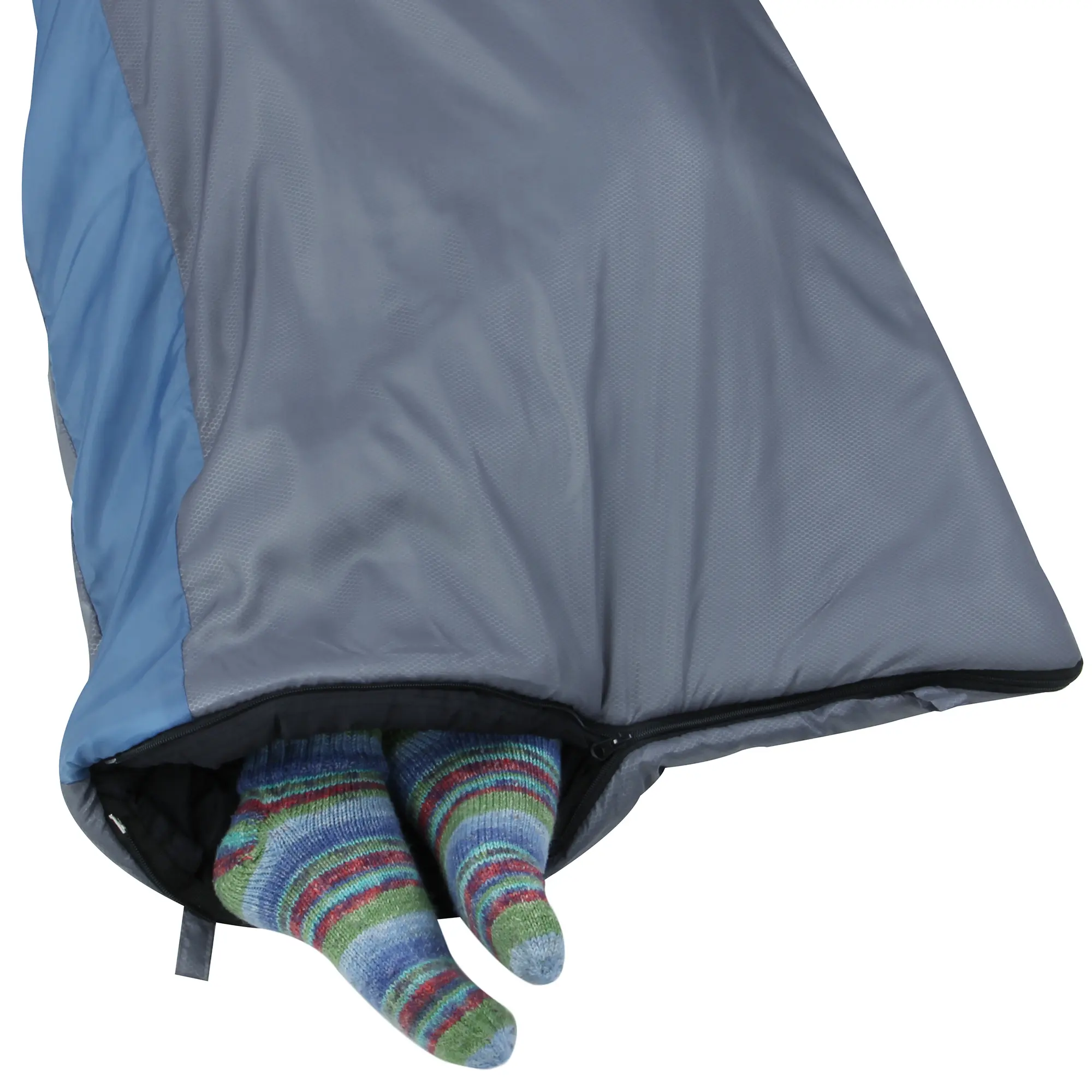 Schlafsack yourGEAR Ostria in Blau-Grau, rechteckige Form, seitlich geöffnet mit sichtbaren Füßen in bunten Socken, leichtes Material, ideal für Sommer, kompaktes Packmaß.