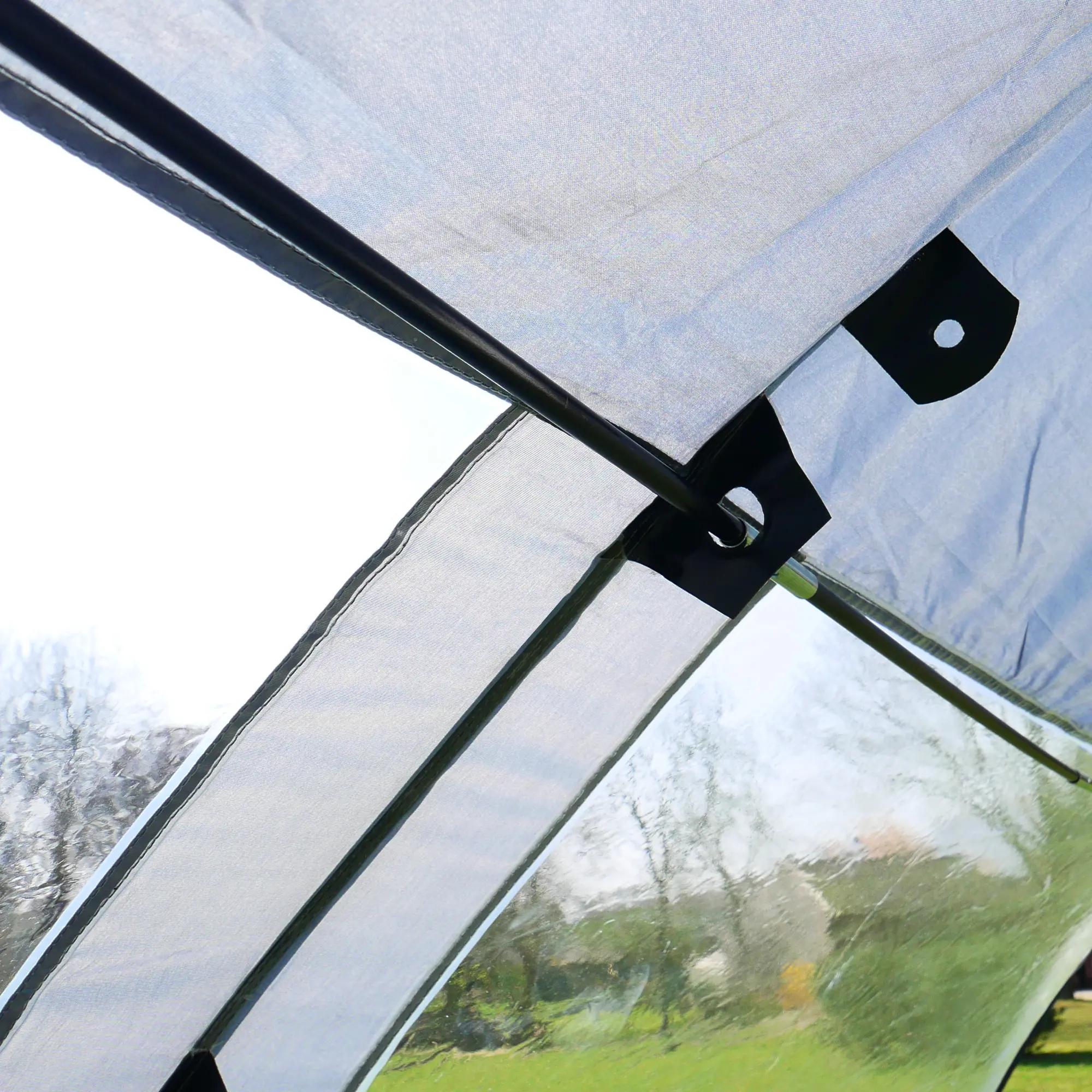 Dettaglio interno del your GEAR Riviera 350 tenda veranda per caravan, con struttura tubolare nera, tessuto impermeabile UV 50+ e grande finestra panoramica trasparente, ideale per sole e pioggia.