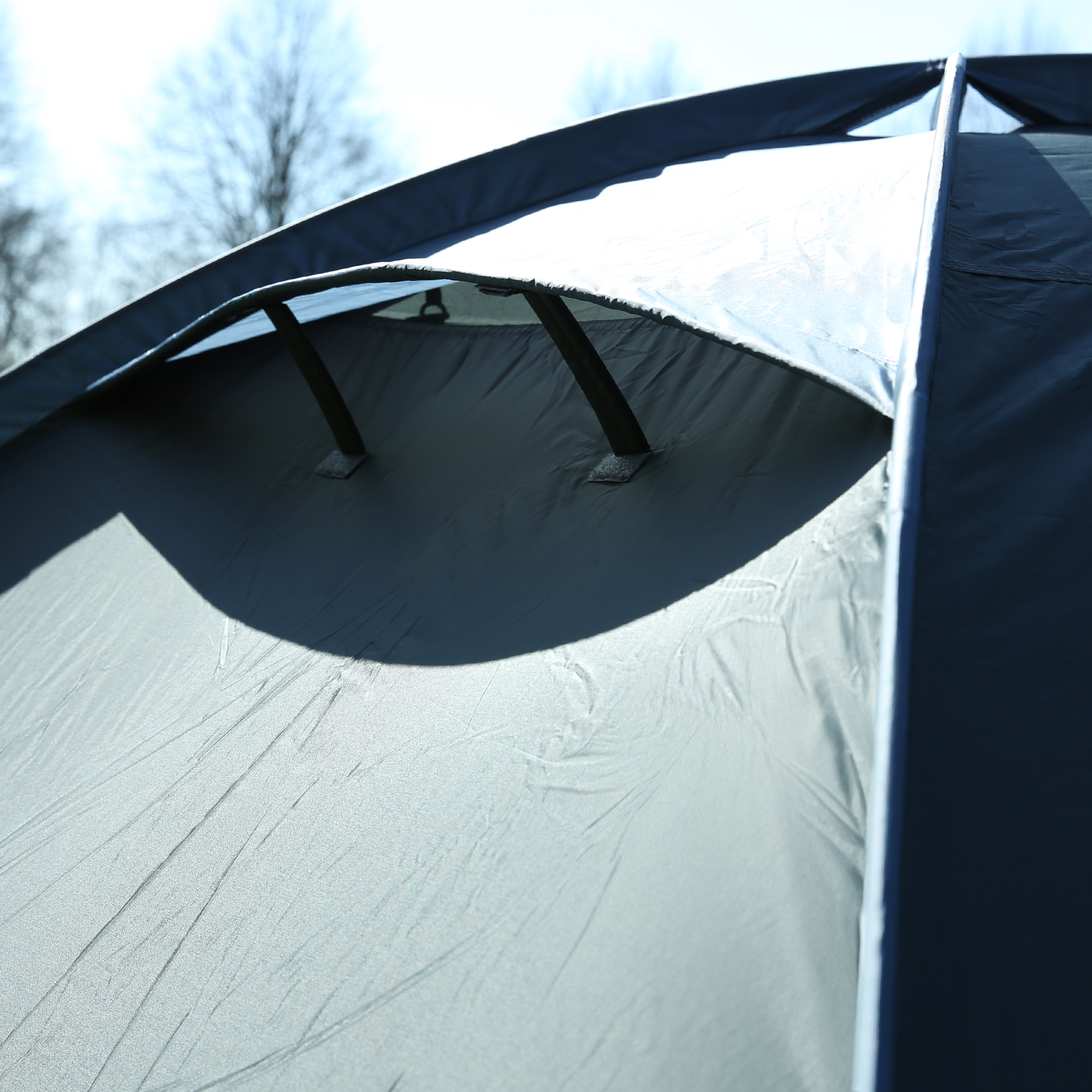 Kuppelzelt your GEAR Monza für 4 Personen, Detailansicht des wetterfesten Außenzelts mit stabilen Gestängekanälen, UV-Schutz 50+ und 3000 mm Wassersäule, geeignet für Camping.