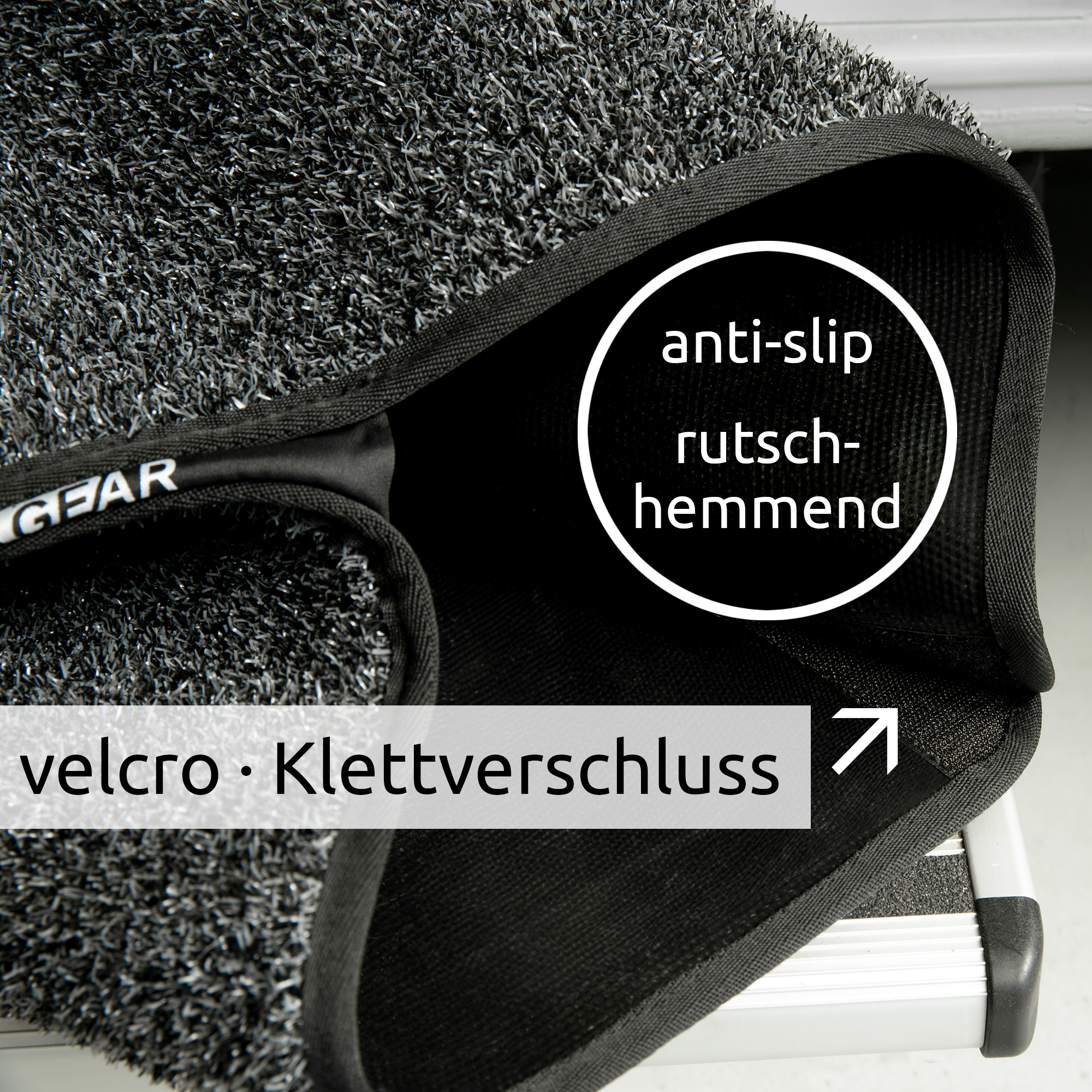 Tapis de marche your GEAR Mantua 55x26 cm pour marchepied de camping-car, texture antidérapante, lavable, réversible, fixation velcro, couleur gris foncé, adapté Thule/Lippert, coin replié visible.