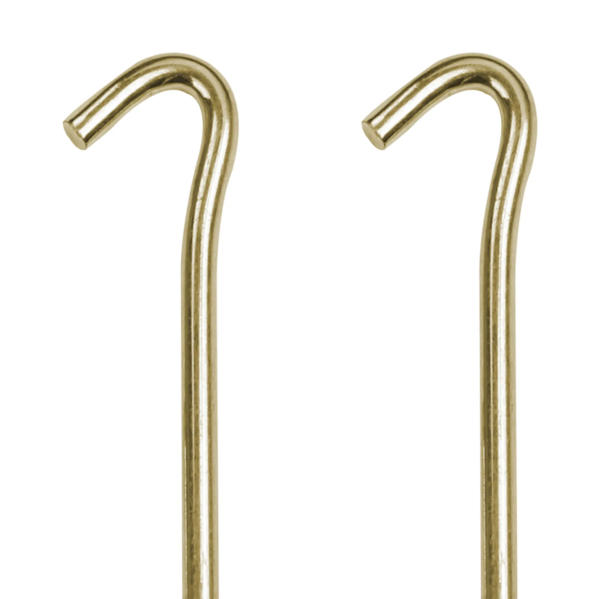 Dos piquetas de acero galvanizado con perfil redondo, punta afilada y parte superior curvada, ideales para fijar tiendas de campaña, lonas o toldos. Medidas: 7 mm de diámetro, 23 cm de largo.