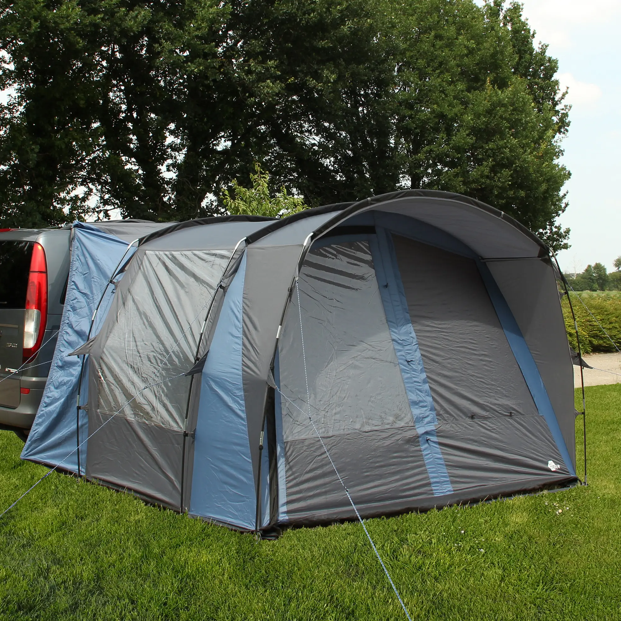 Auvent de bus your GEAR Rimini 300 autoportant, gris et bleu, avec grandes fenêtres panoramiques, sol inclus, fixé à un van, idéal pour véhicules 180-230 cm, protection UV 50+, spacieux et lumineux.