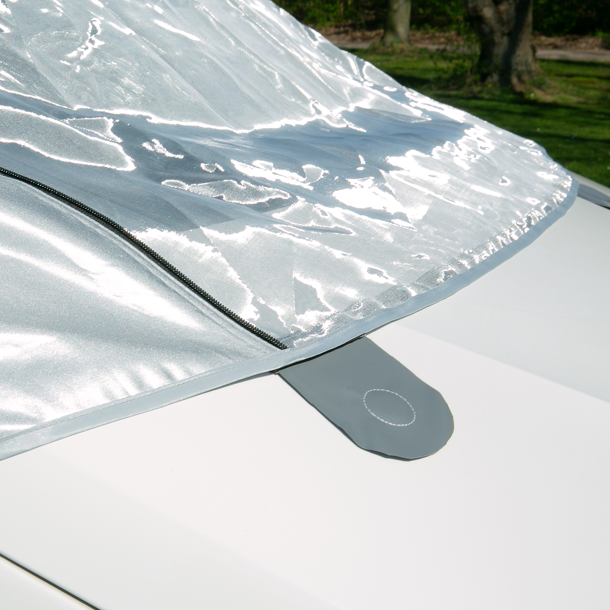 your GEAR Sanremo Plus Sonnenschutzmatte für VW T5/T6/T6.1, silbernes Thermocover mit Sichtfenster und Reißverschluss, montiert auf Windschutzscheibe, schützt vor Sonne und Hitze, bietet Privatsphäre.