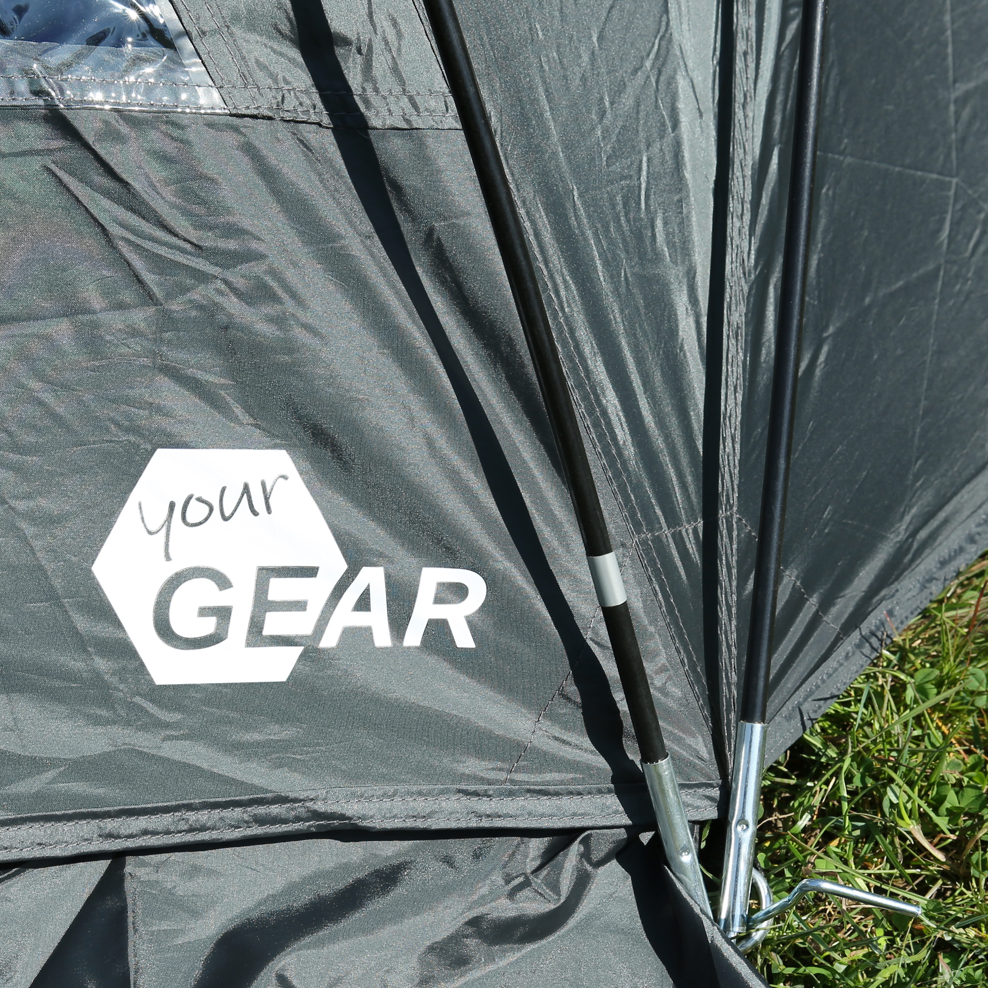Detalle del lateral del your GEAR Zelt Monza, tienda de campaña gris para 4 personas con ventana transparente y varillas exteriores, ideal para camping, resistente al agua y protección UV50+.