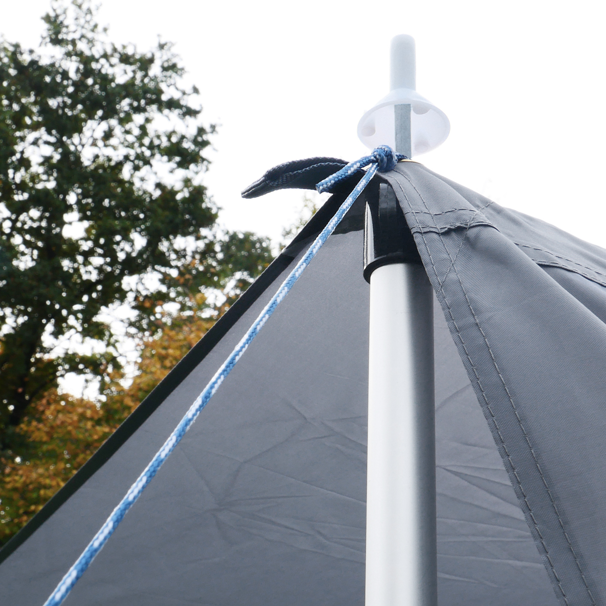 Telo del your GEAR Teramo 250 Sonnendach in Cool Gray mit Seitenwand, stabilisiert durch Aluminium-Teleskopstange und Abspannseil, ideal als UV 50+ Vorzelt für Wohnwagen oder Wohnmobil im Outdoor-Einsatz.