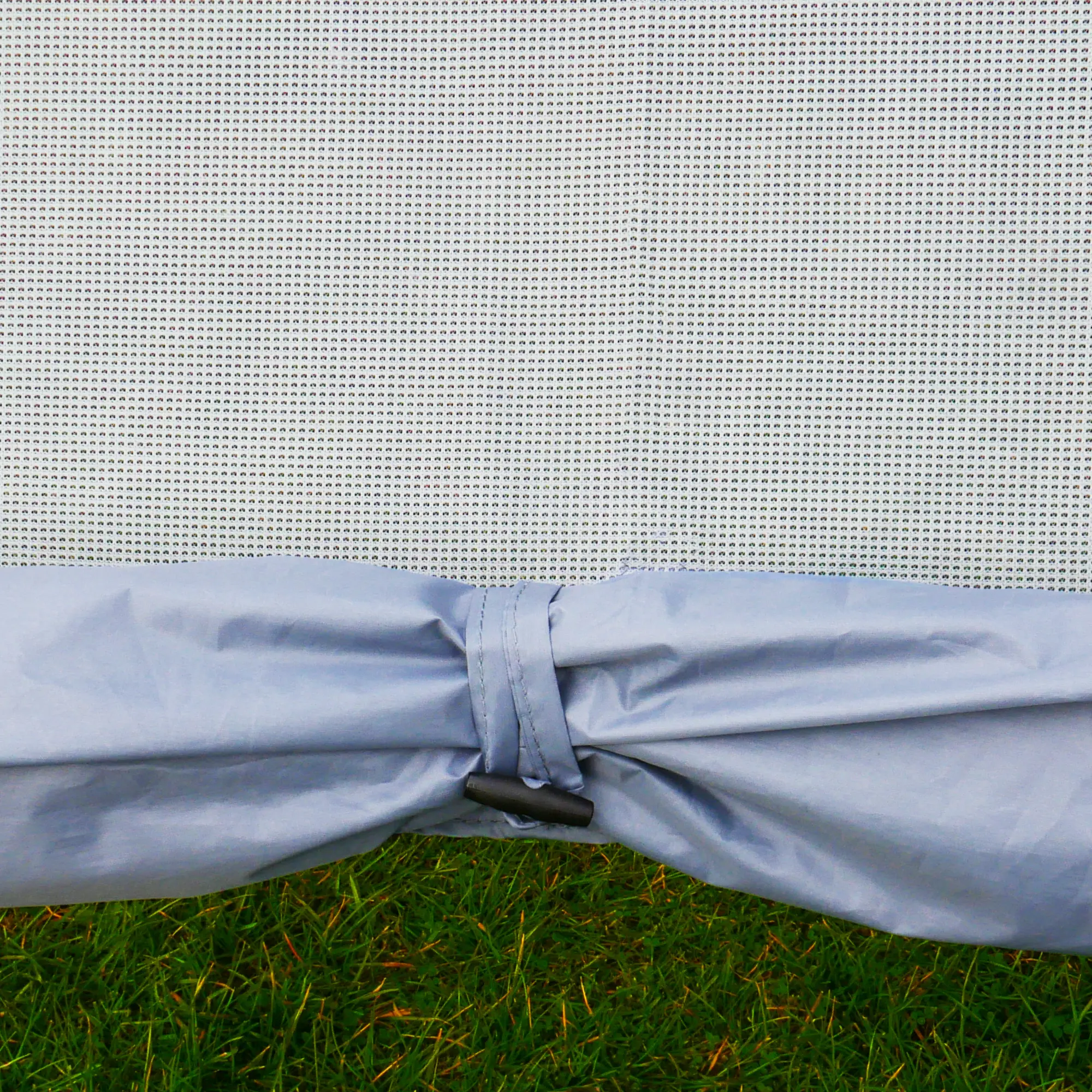 Panel frontal your GEAR Sun + Rain Blocker de 3,7 x 2 m para toldo de vehículo, tejido doble: malla superior transpirable y cubierta impermeable enrollada, ideal como protección solar, contra lluvia y viento.