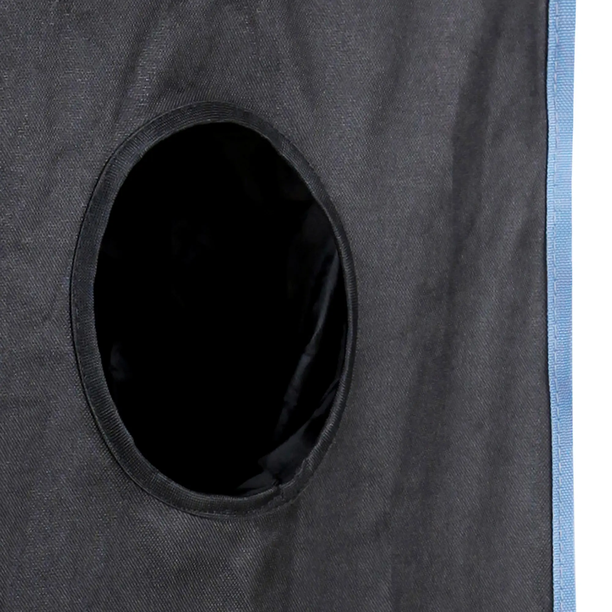 Détail d’une ouverture ronde sur la toile noire du yourGEAR Growzelt Plantsville, serre de culture intérieure, bordure bleue visible sur le côté, adaptée à la ventilation ou aux câbles.