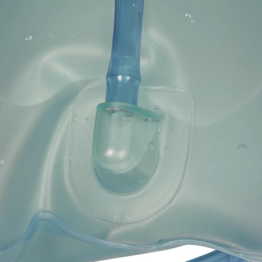 Close-up of the 10T WB 1.5 L hydration bladder with transparent blue drinking tube and bite valve, designed for backpacks and outdoor activities like hiking and trekking.