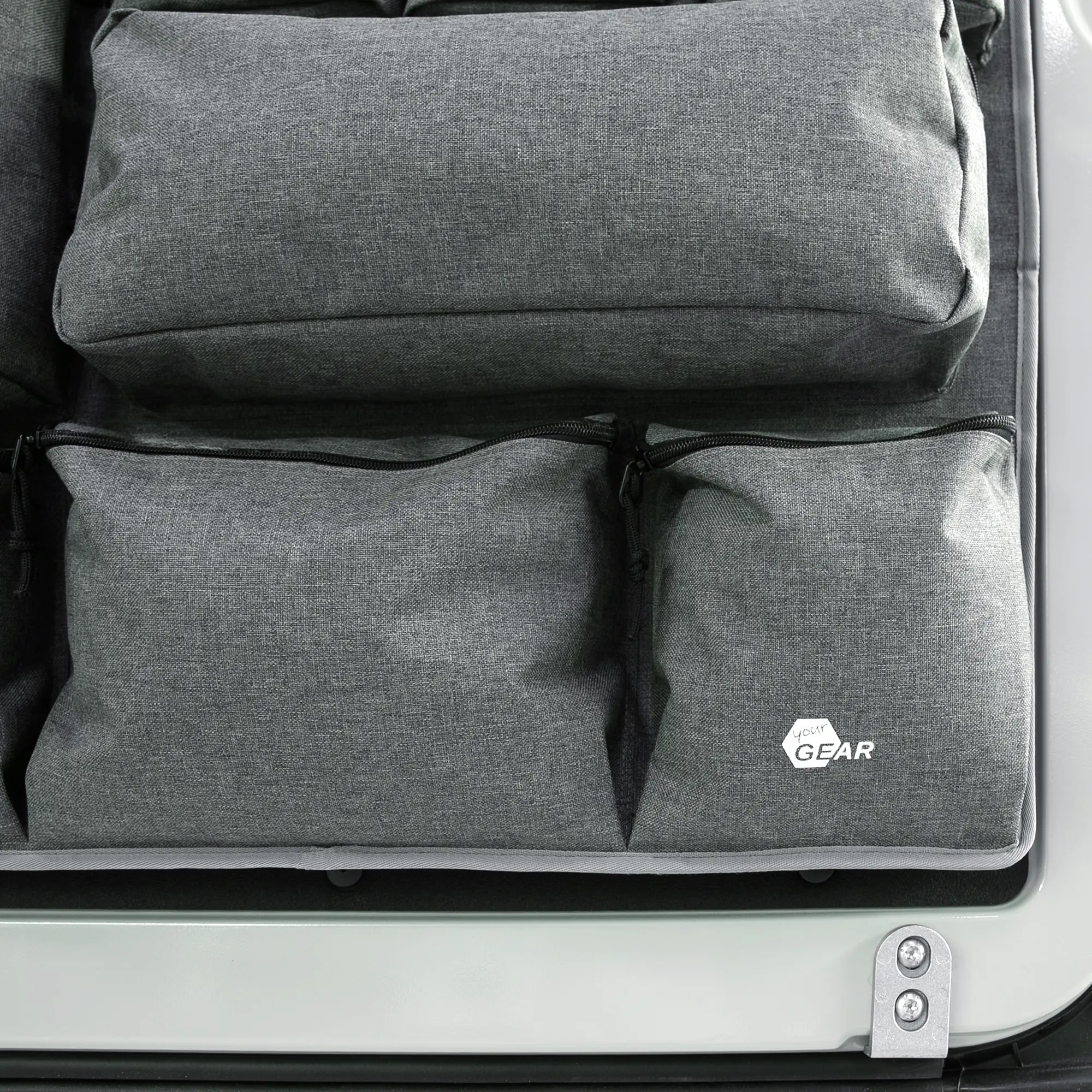 Organizer your GEAR Ortles R per la porta posteriore destra di van e camper, con robuste tasche grigie di varie dimensioni, chiusure a zip e logo your GEAR ben visibile in basso a destra.