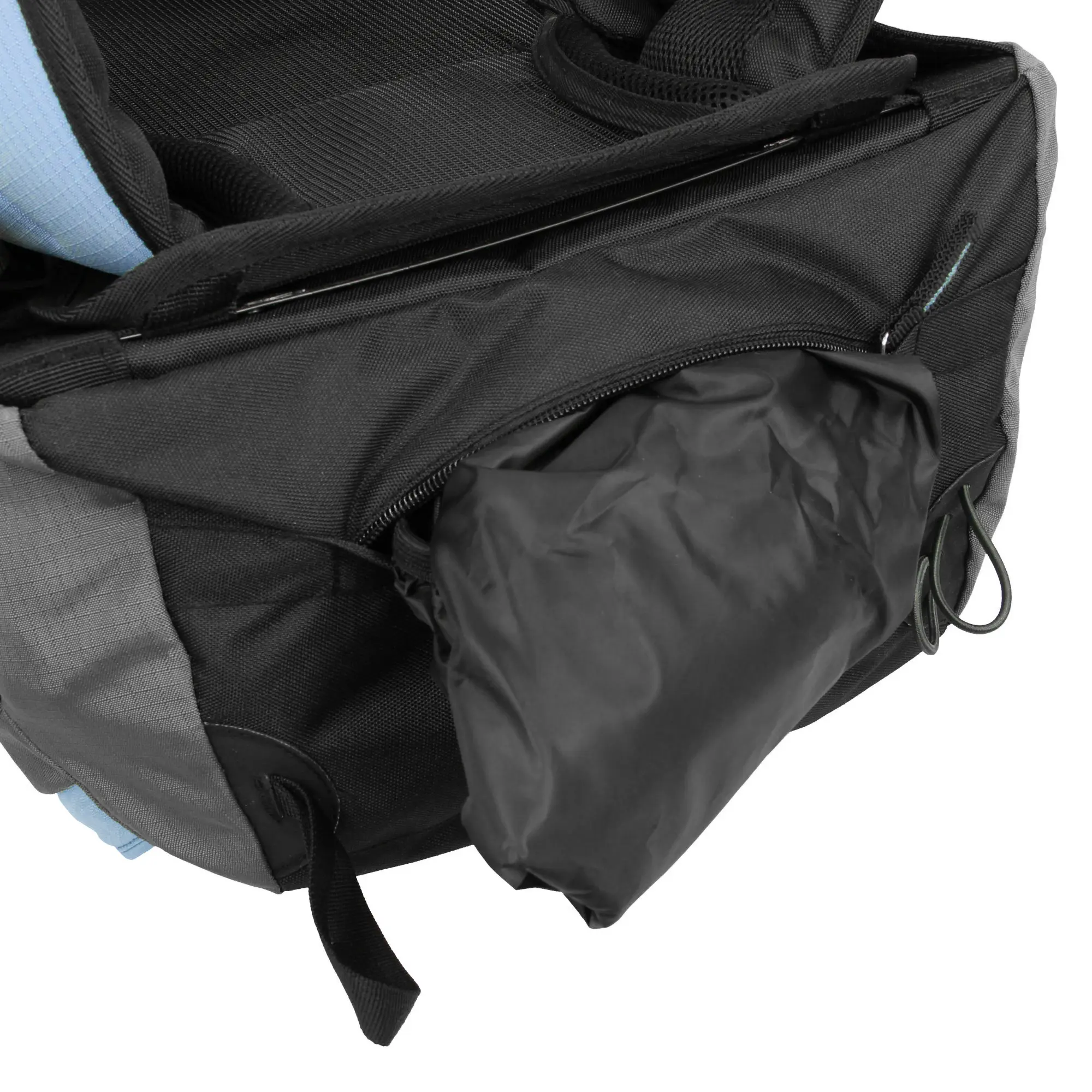 10T Rucksack Clarke 45L in Schwarz und Grau, Detailaufnahme der integrierten Regenhülle im unteren Fach, robustes Material, geeignet für Wandertouren, mit Reißverschluss und zusätzlicher Befestigung.