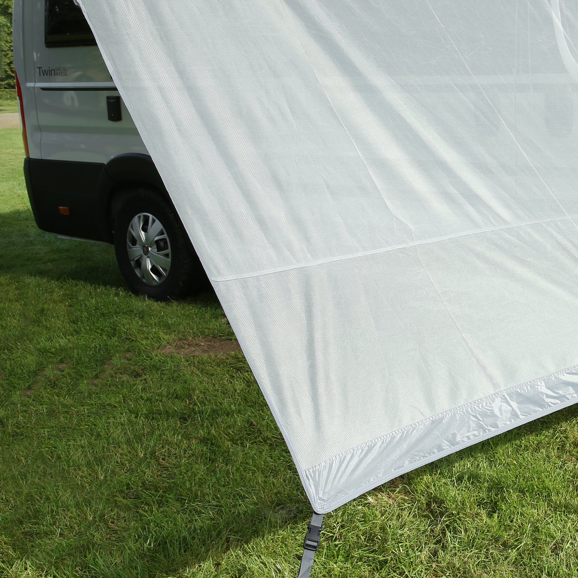 your GEAR Capri Side Blocker Set: two wind-permeable side walls for awnings, shown mounted on a camper van. Light grey, breathable fabric provides sun and privacy protection, ideal for camping vehicles.