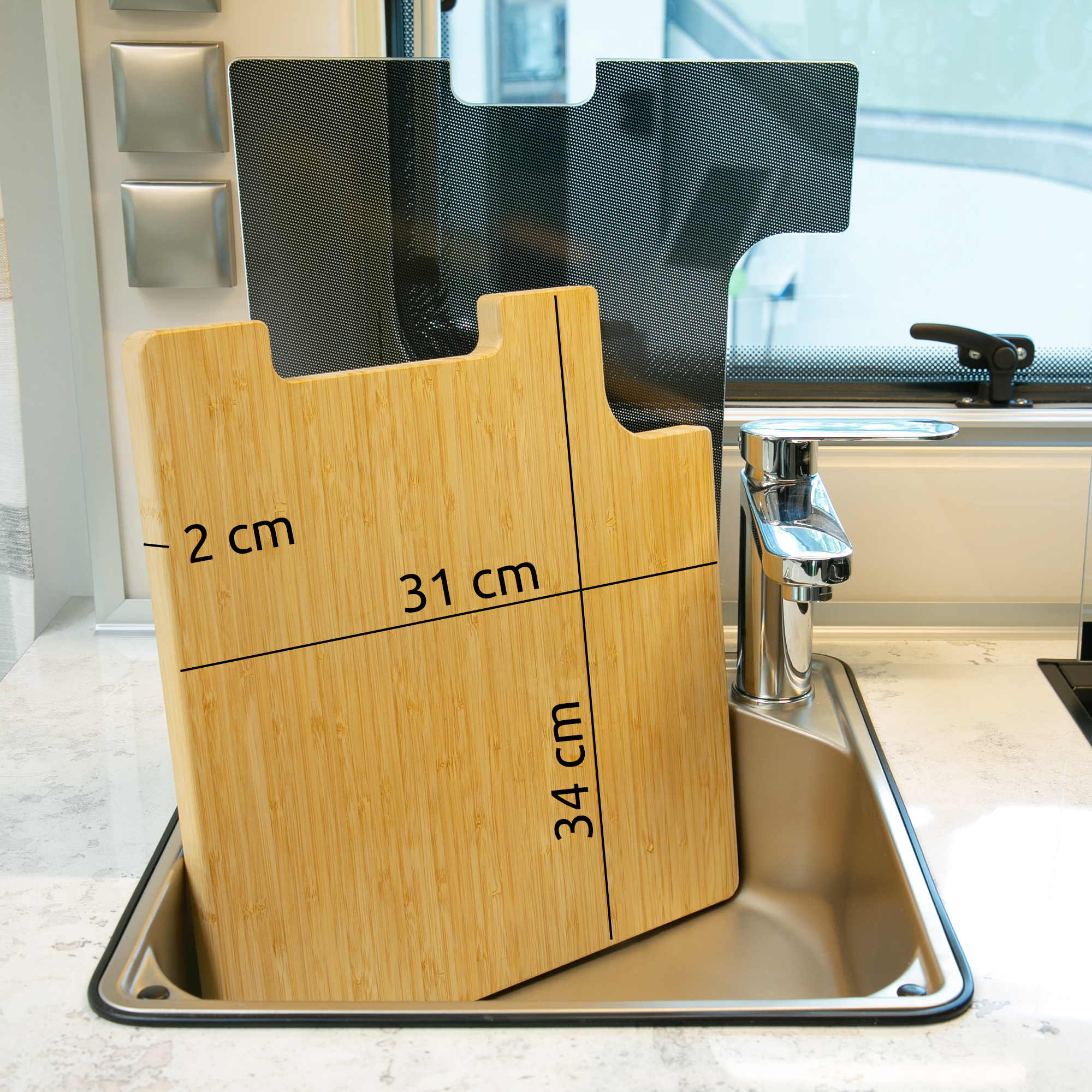 Planche à découper et couvre-évier en bambou your GEAR Burano pour caravane, dimensions 34x31x2 cm, posée sur un évier de camping-car, idéale pour optimiser l’espace cuisine mobile.