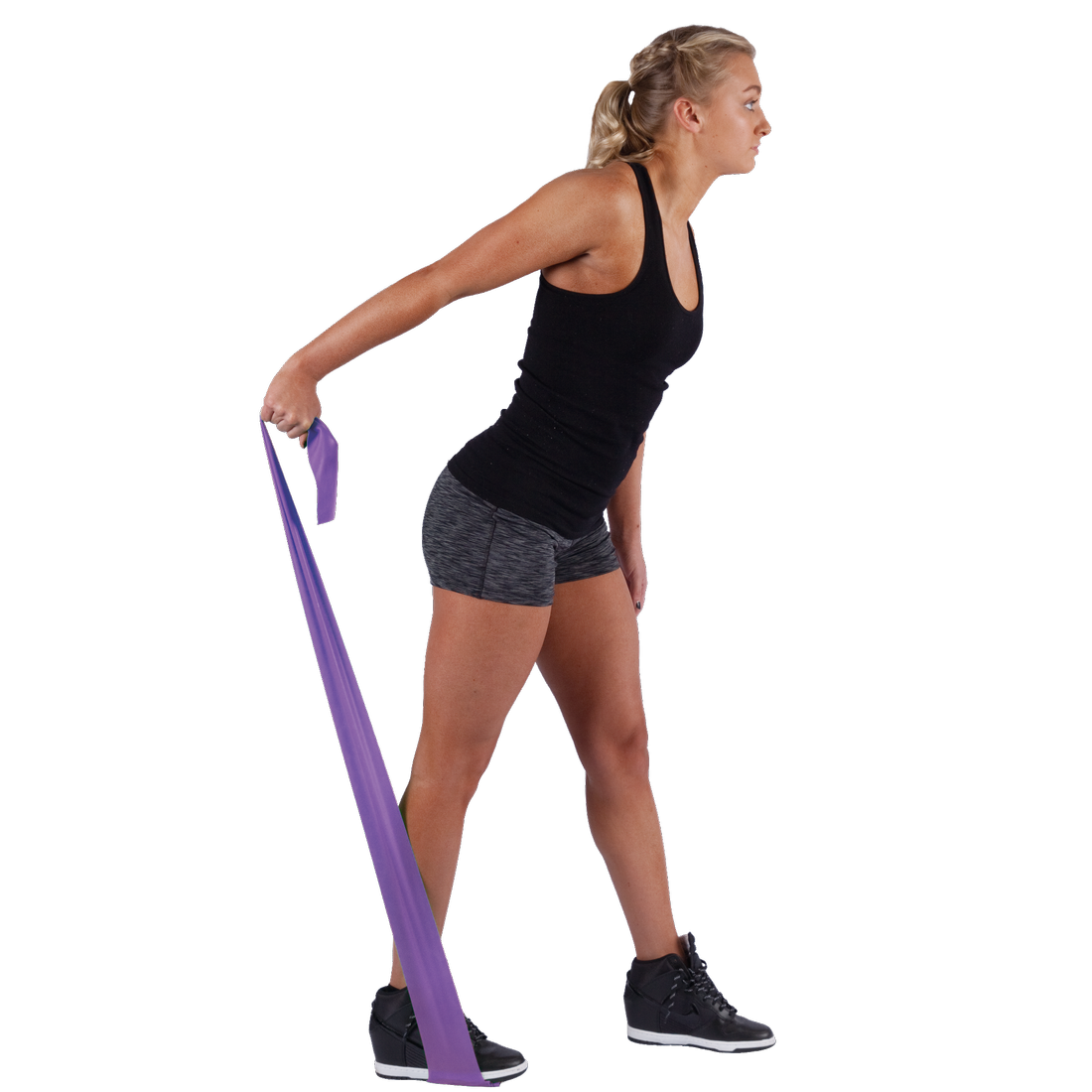 Donna che utilizza lo Spirit Fitnessband 18 kg, fascia elastica viola da 183x10 cm, durante un esercizio di resistenza; ideale per allenamento muscolare, latex free.