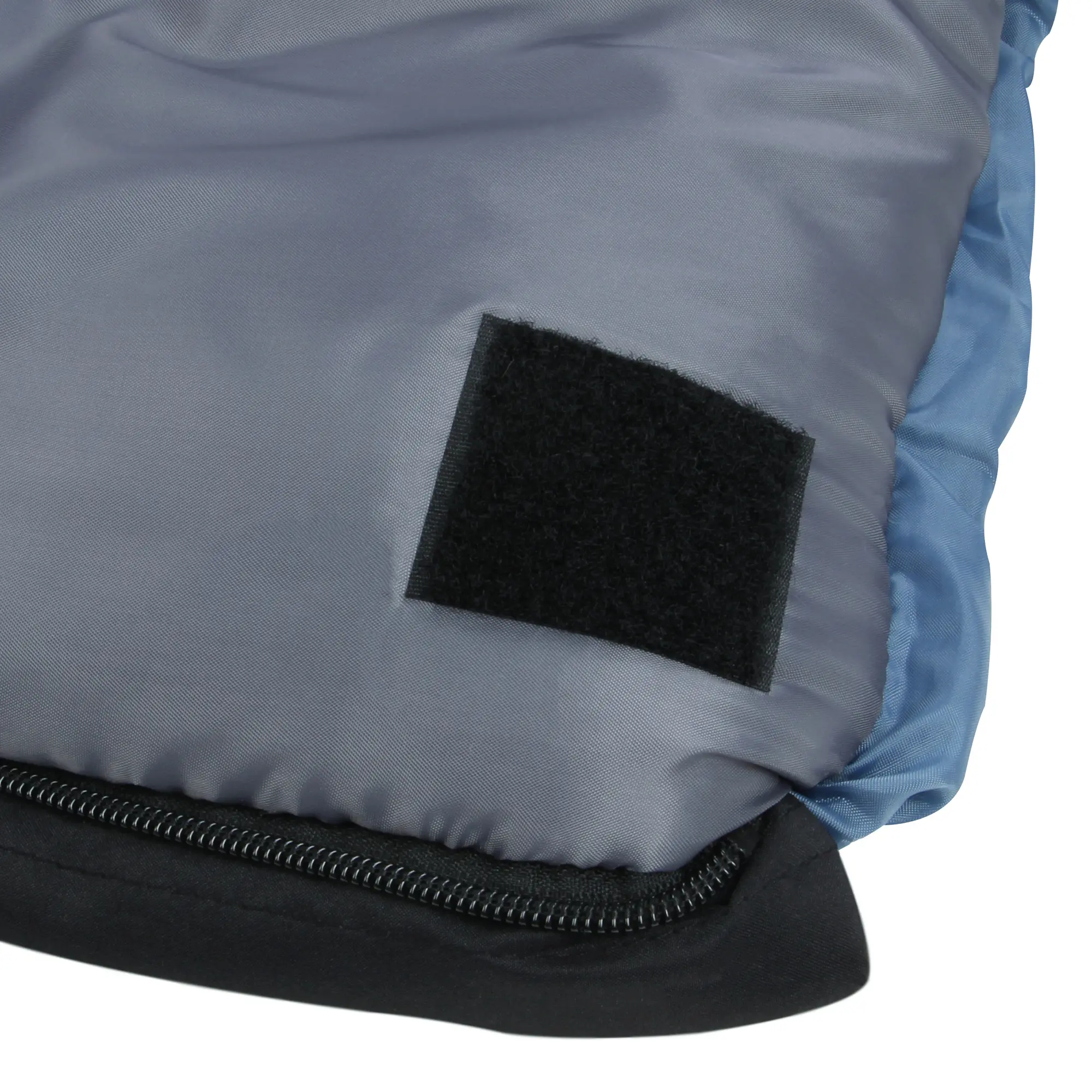 Dettaglio del sacco a pelo yourGEAR Sirocco blu e grigio, chiusura con velcro nero e cerniera visibile, materiale doppio strato per isolamento termico, adatto a temperature fino a -18°C.