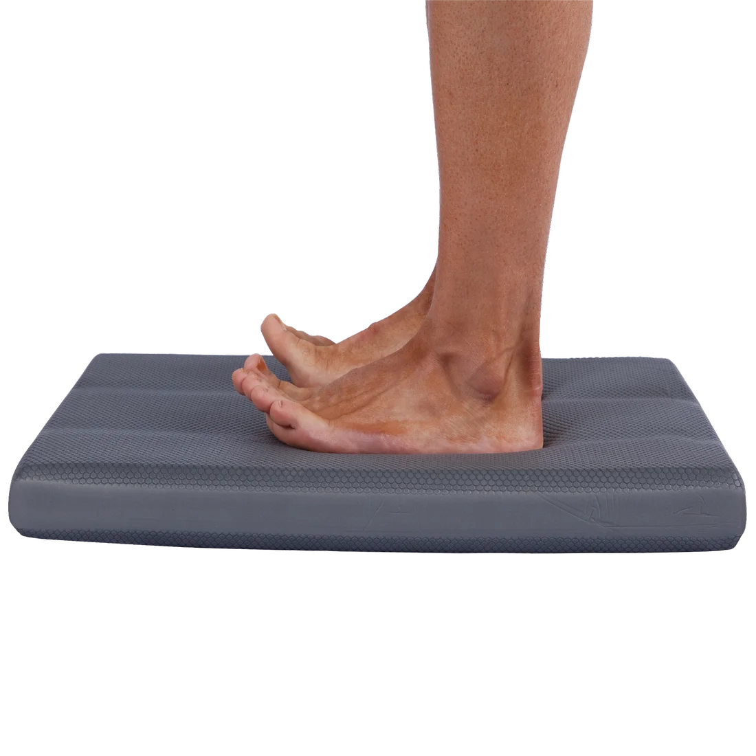 Persona de pie sobre el Spirit Balance-Block XL gris, cojín de equilibrio de 50x40x6 cm, superficie texturizada, ideal para yoga, fitness y entrenamiento de estabilidad y coordinación articular.