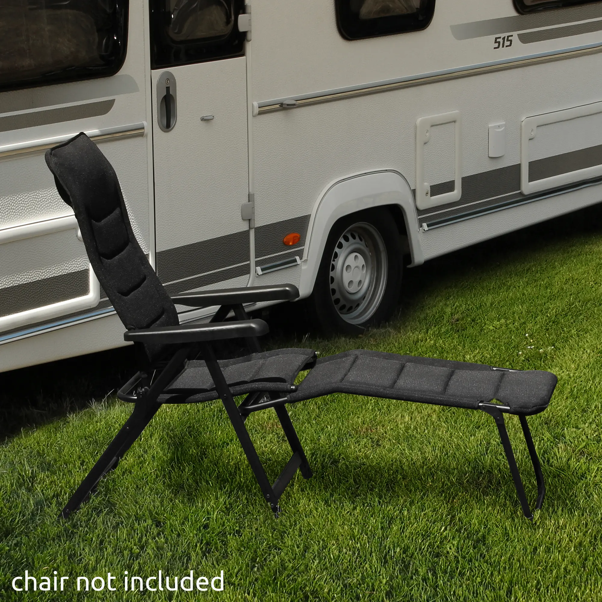 yourGEAR Footrest Sovana 3D Beinauflage aus schwarzem 3D Mesh mit stabilem Aluminiumrahmen, passend für Campingstuhl Sovana 3D, aufgestellt auf Rasen vor Wohnwagen; Stuhl nicht enthalten.