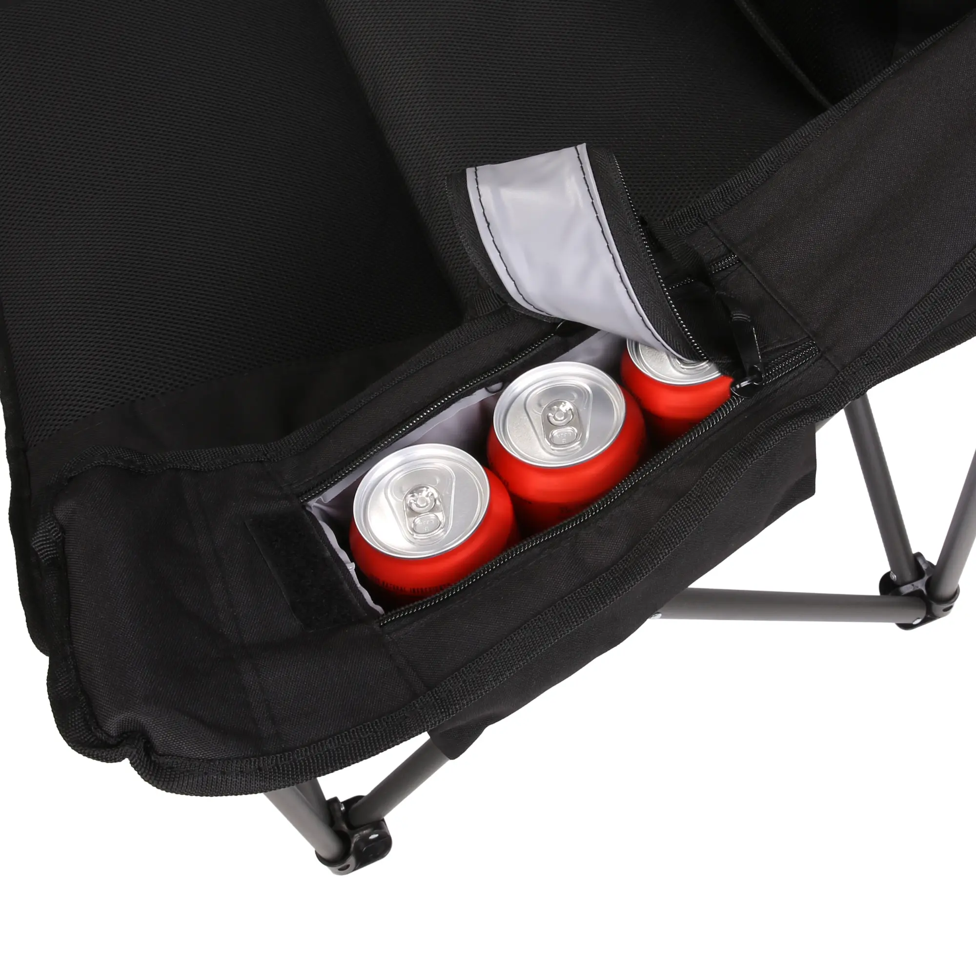 Campingstuhl your GEAR Fano mit integriertem Kühlfach, das drei Getränkedosen fasst. Sichtbar ist das stabile schwarze 3D-Mesh-Material, das Kühlfach mit Reißverschluss und ein robuster Metallrahmen.