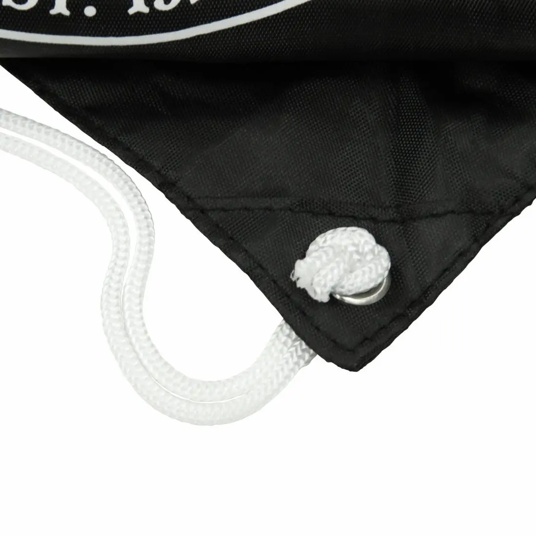 Angolo della Carnegie Classic Yogatasche nera in nylon, con dettaglio di cordino bianco resistente e occhiello metallico, ideale per trasportare tappetini yoga o pilates fino a 65 cm.