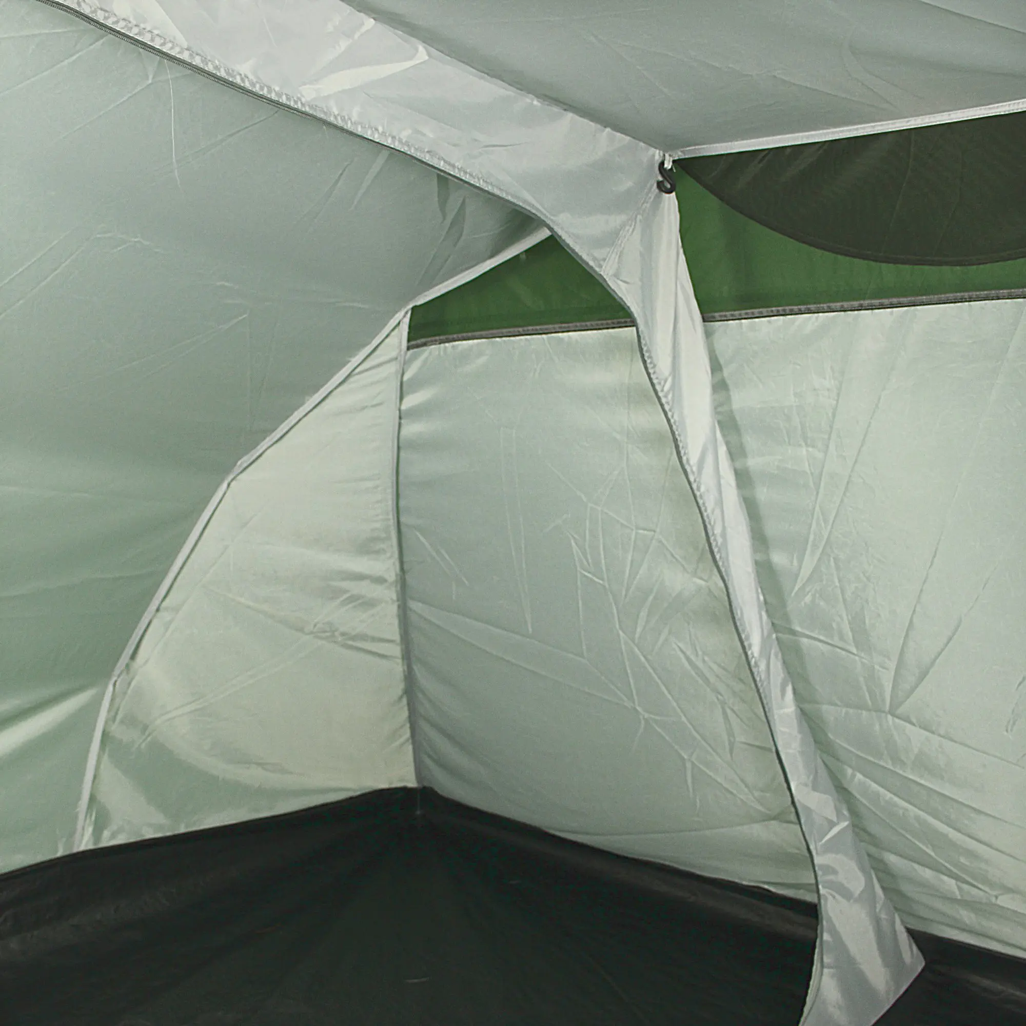 Interior de la tienda de campaña Fridani DTG 5 personas, con costuras selladas, ventana de ventilación y mosquitera visible. Suelo impermeable negro, paredes claras y altura suficiente para estar de pie.