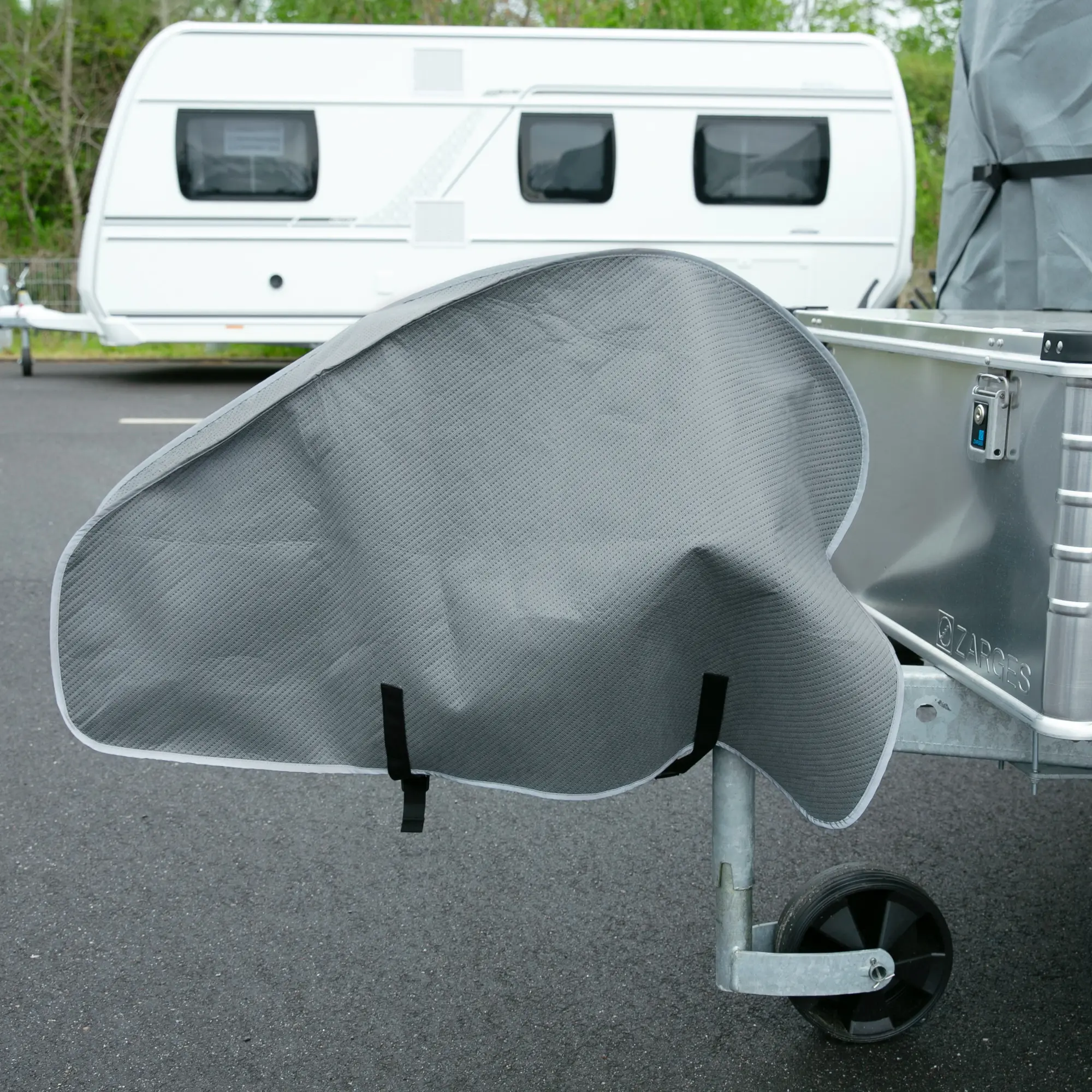 Copertura grigia your GEAR Naro M in materiale a 4 strati per caravan Hobby beachy 360, con protezione per timone, fissata con cinghie nere, ideale per protezione da intemperie e polvere.