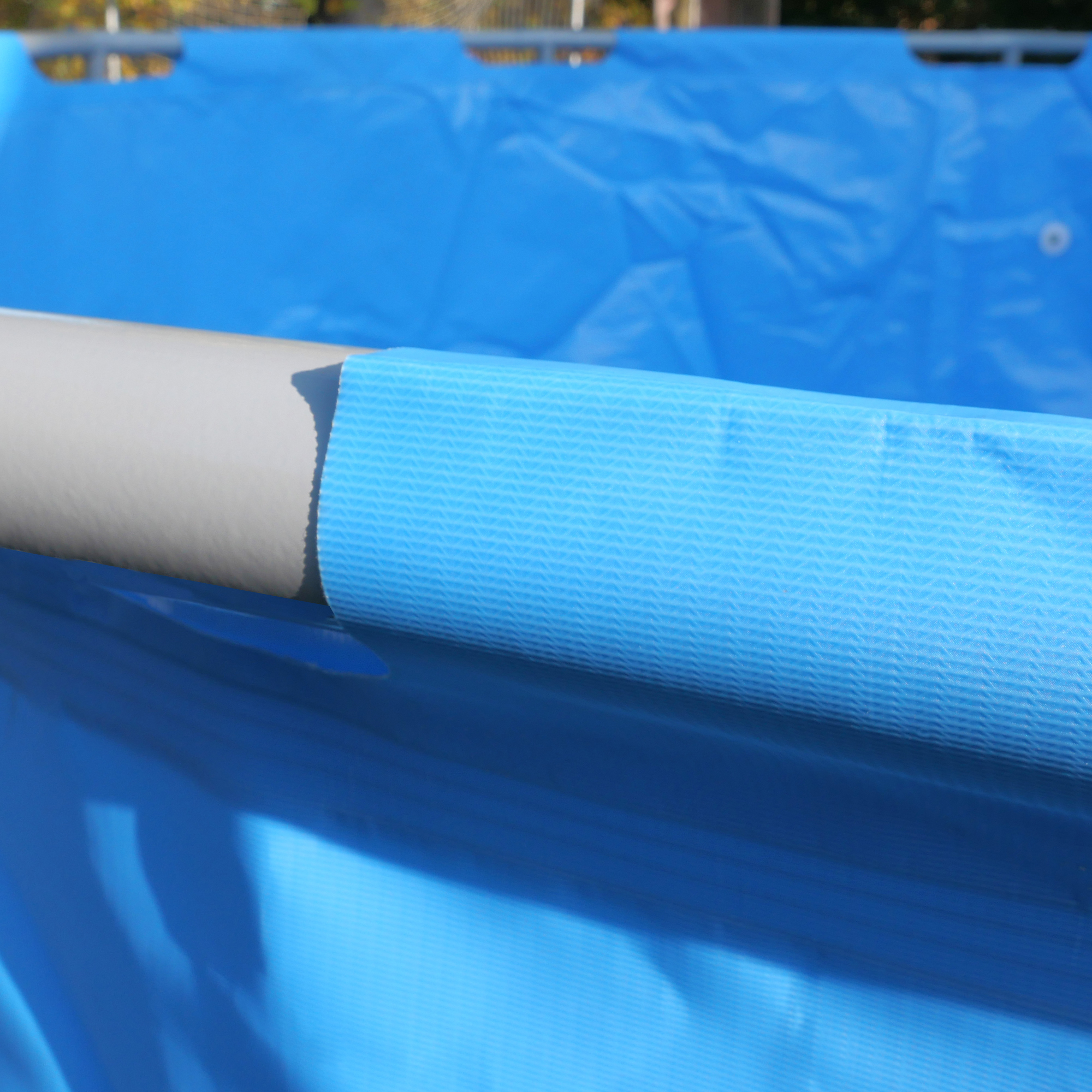 Stahlrahmenbecken your GEAR Familien Pool Ø 366 x 122 cm, Nahaufnahme des robusten Stahlrohrs und der blauen, verstärkten Poolfolie aus laminiertem Vinyl für den Garten.
