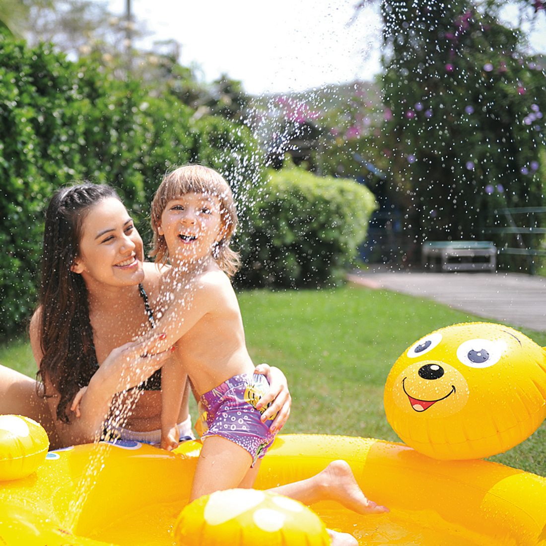 Jilong Bär Spray Pool 130x118x45 cm, gelb, mit fröhlichem Bärengesicht, Sprühfunktion, zwei Kindern beim Planschen, ideal als Kinderpool und Wasserspielplatz im Garten für Kinder von 2-6 Jahren.