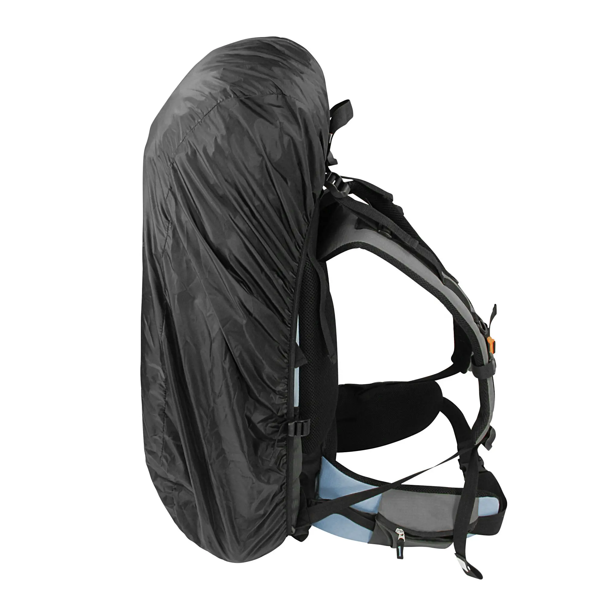 10T Clarke 45L Tourenrucksack in Schwarz mit aufgezogenem Regenschutz, ergonomischem Tragesystem, gepolstertem Hüftgurt und Vorbereitung für Trinksystem, seitliche Ansicht für Outdoor-Aktivitäten.