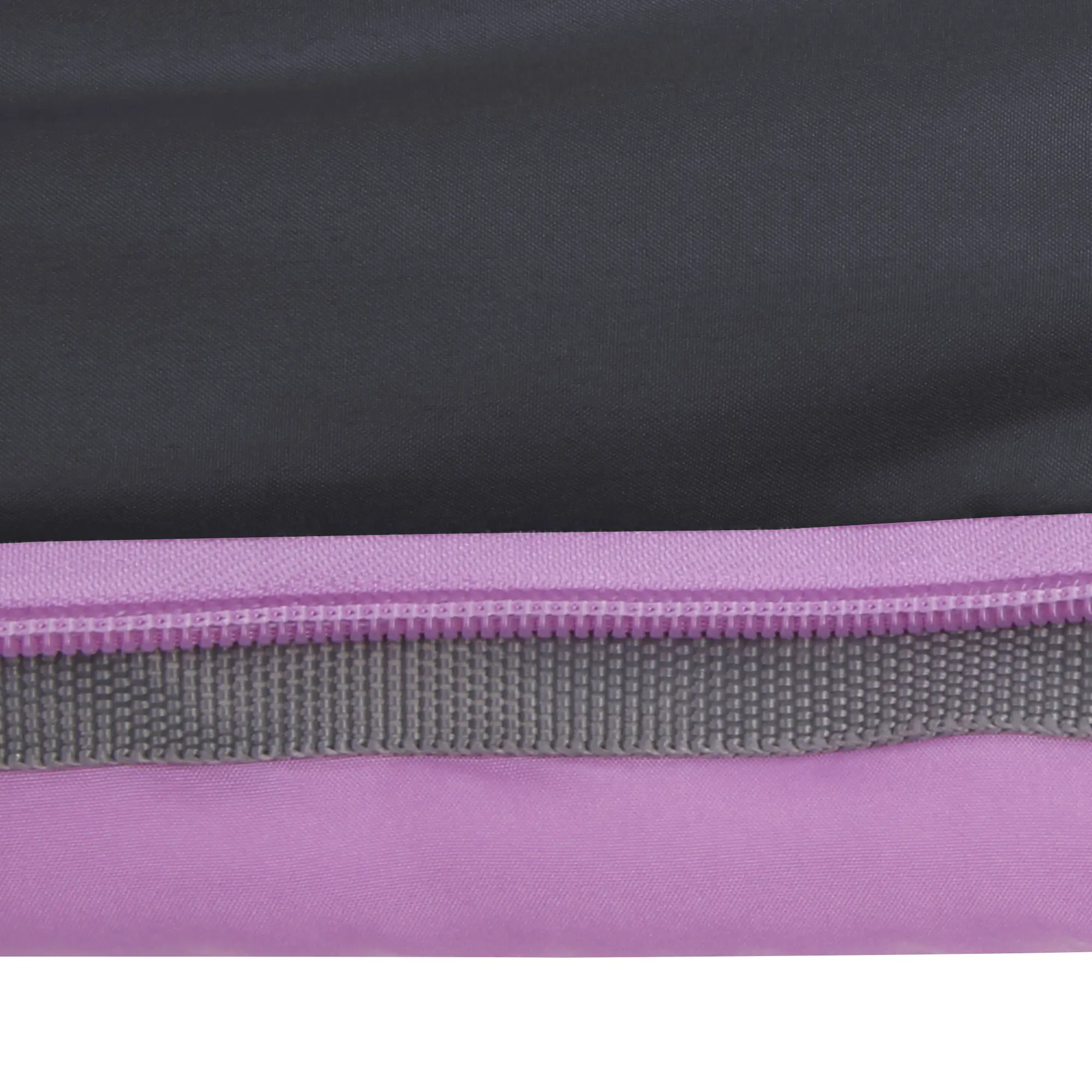 Détail du sac de couchage enfant yourGEAR Horse, montrant la fermeture éclair grise sur tissu rose et gris, matière douce et résistante, conçu pour le confort et la chaleur, idéal pour l'été.