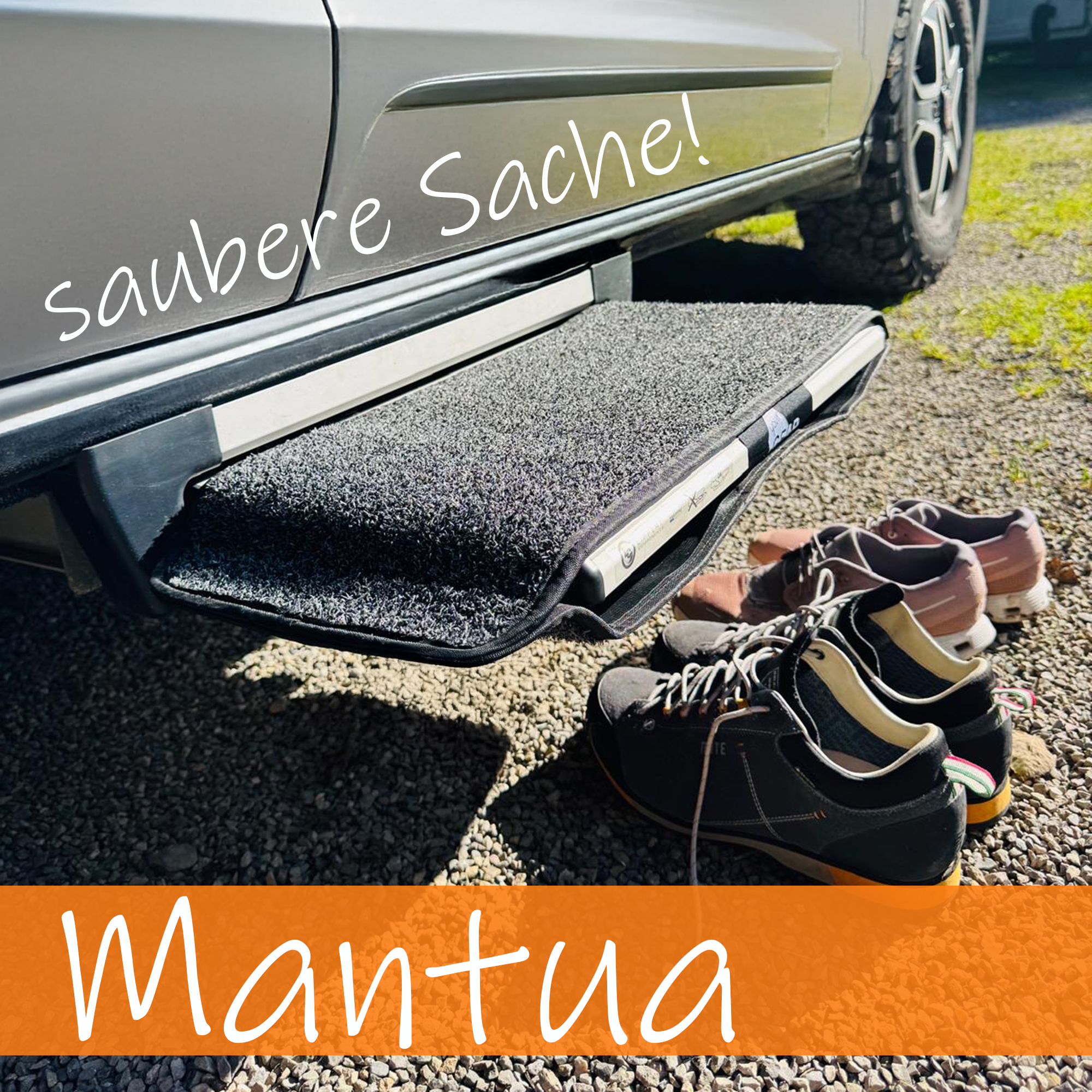Fußmatte your GEAR Mantua 55 x 28 cm auf Wohnmobil-Trittstufe montiert, schwarze Teppichoberfläche, beidseitig nutzbar, waschbar, idealer Schutz vor Schmutz; daneben stehen drei Paar Schuhe auf Kies.