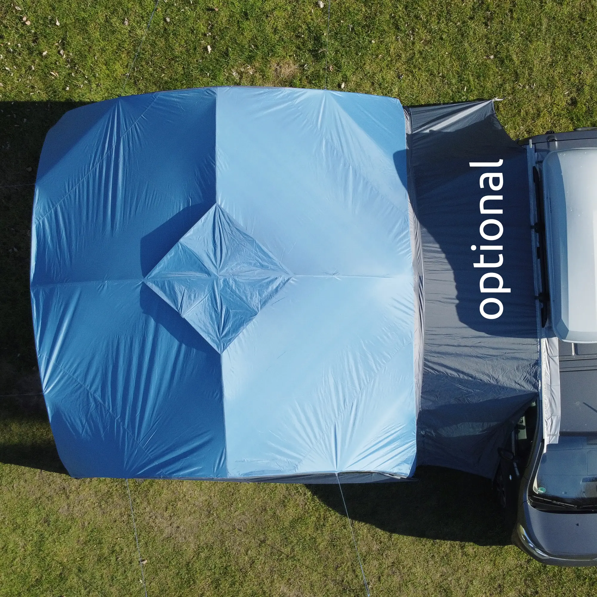 Vista dall’alto del your GEAR Bergamo 430, grande gazebo blu impermeabile 430x430 cm con collegamento opzionale per camper, tetto robusto in tessuto Oxford, struttura stabile, montato su prato accanto a un veicolo.