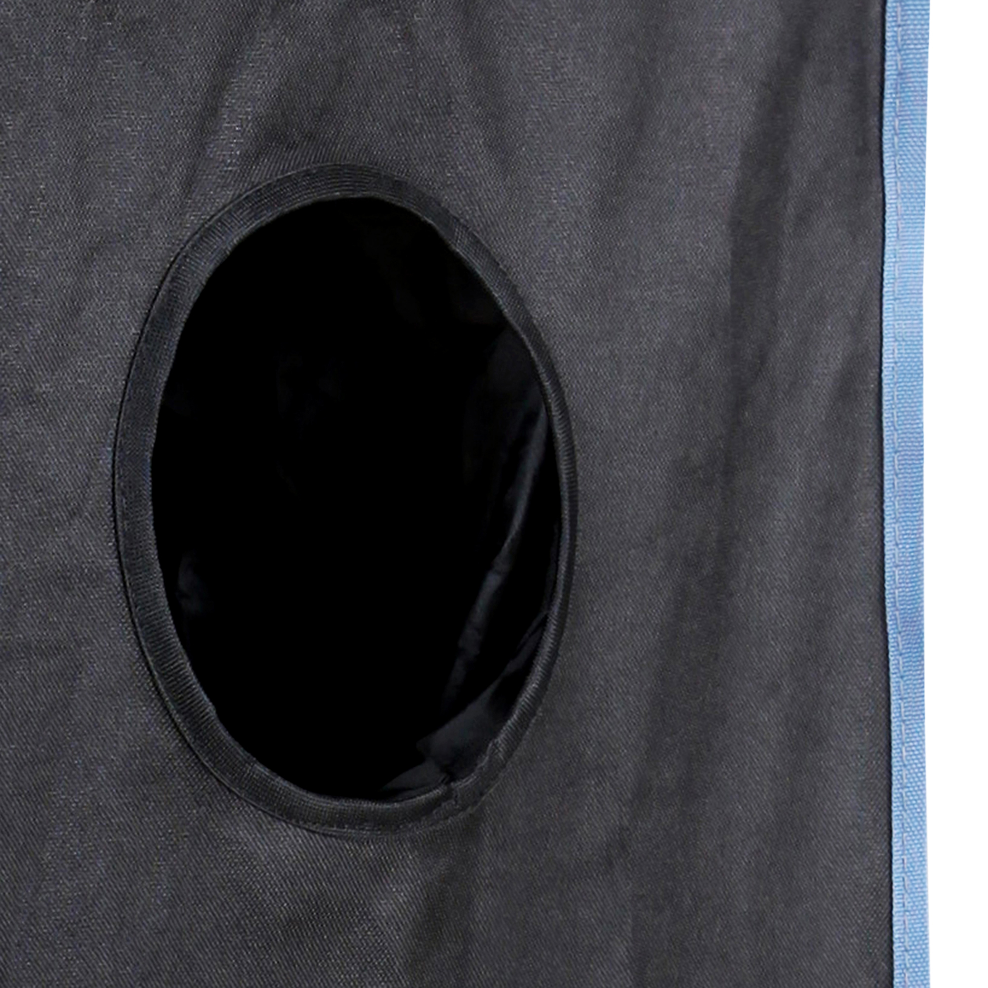 Detailansicht des yourGEAR Growzelts Plantsville: Schwarzer Stoff mit rundem Belüftungs- oder Kabeldurchlass, umgeben von einer verstärkten Naht, geeignet für Indoor-Zuchtzelte und Gewächshäuser.