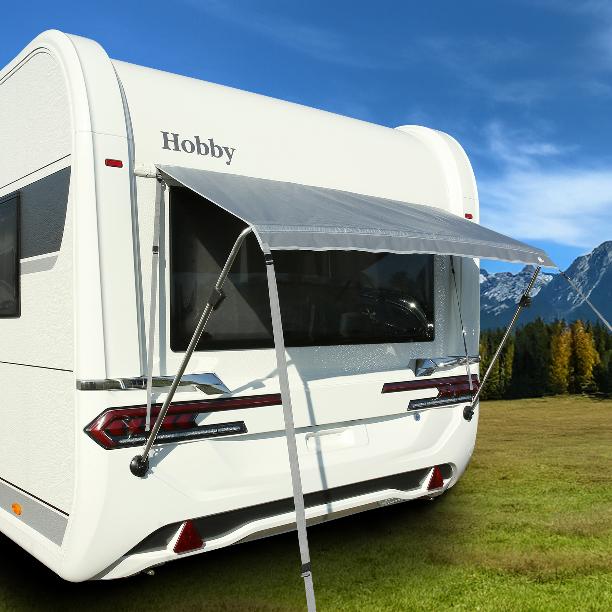 your GEAR Padua Fenstermarkise 140x70 cm am Wohnwagen montiert, silbernes, wasserdichtes Tuch, teleskopierbares Aluminiumgestänge, 7 mm Keder, UV 80+ Sonnenschutz, ideal für Camping und Sonnenschutz.