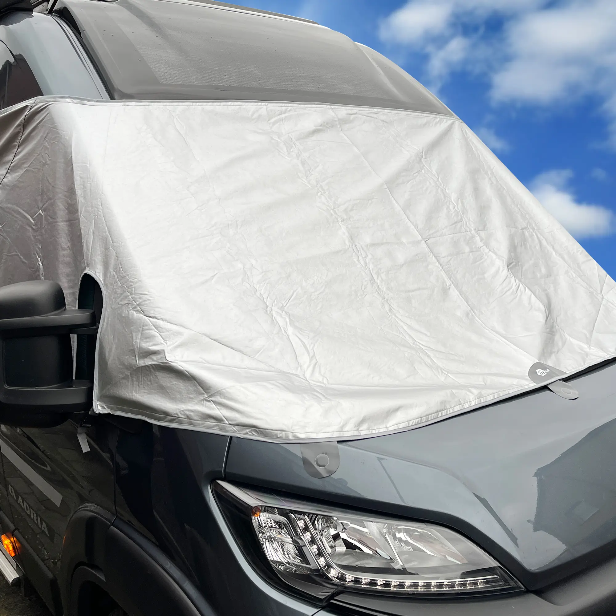 Sonnenschutzmatte your GEAR Brindisi in Silber, vollständig über Front- und Seitenscheiben eines Wohnmobils gespannt, 100% blickdicht, passend für Fiat Ducato, Citroën Jumper und Peugeot Boxer, reflektierende Oberfläche.