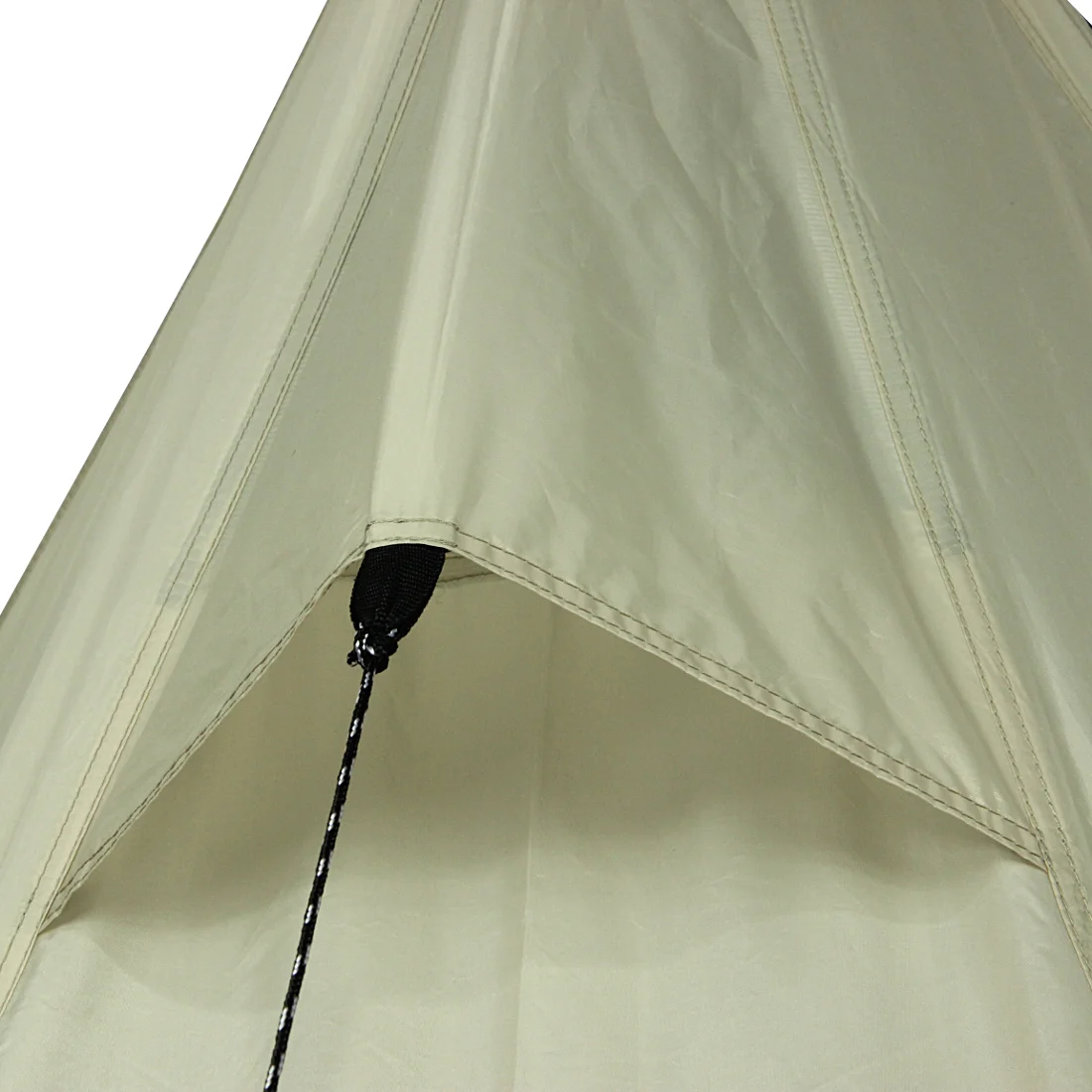Détail du toit du 10T Mungaroo 3, tente de camping beige pour 3 personnes, tissu imperméable 3000 mm, coutures renforcées, corde de fixation visible, idéale pour activités outdoor et camping en famille.