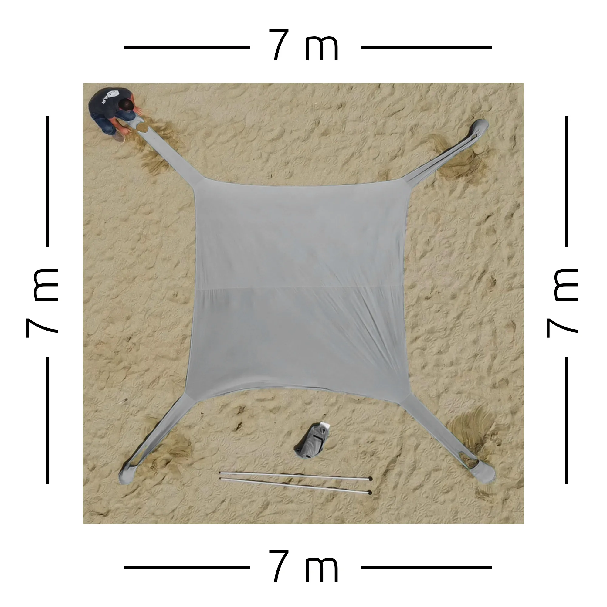 Grande voile de plage carrée grise your GEAR Cameo 3x3 m en Lycra tendue sur le sable, quatre sangles d'ancrage aux coins, deux mâts détachés et sac de transport visibles, protection UV et design léger et compact.
