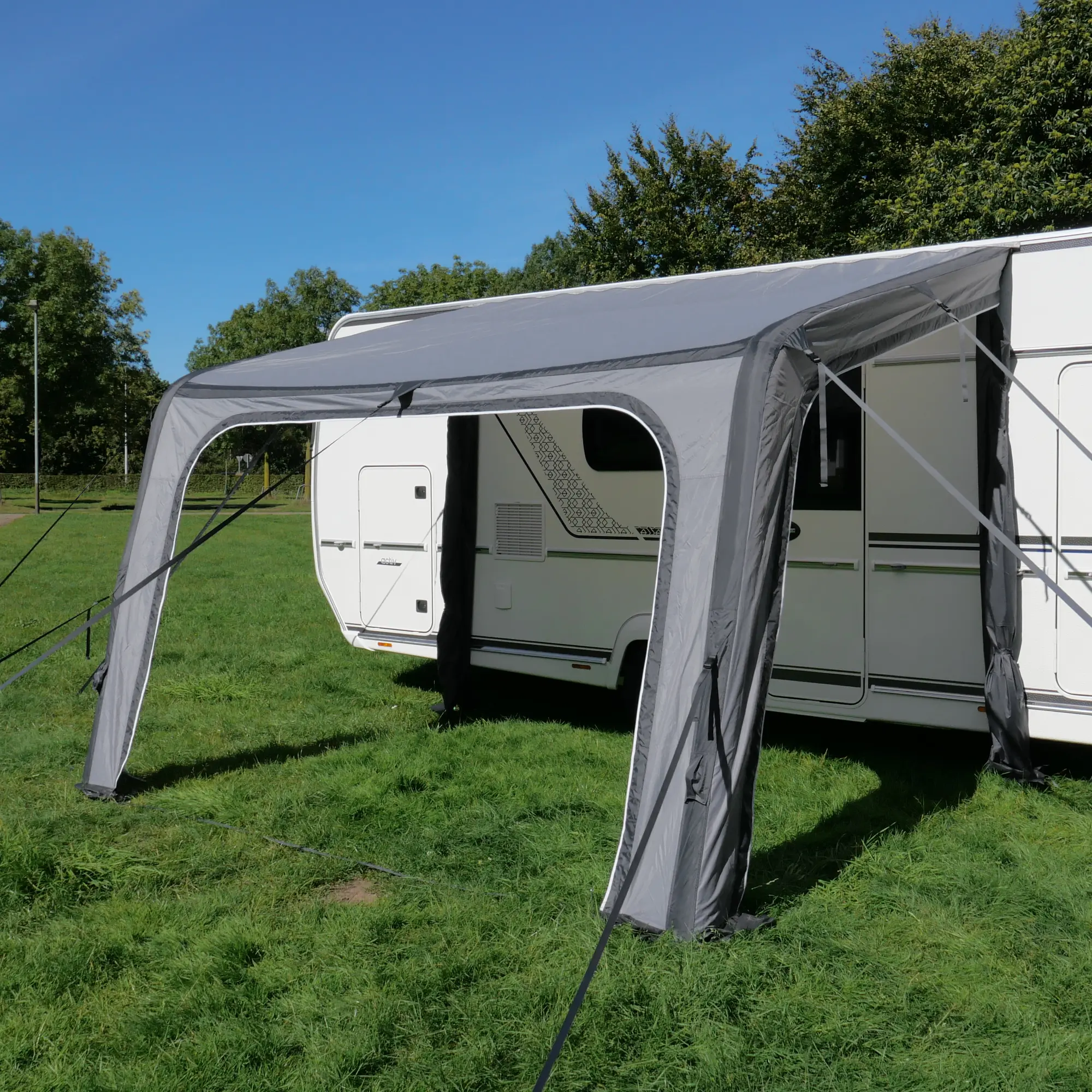 Avance gris your GEAR Porto 340 Air inflable, instalado en una caravana sobre césped, mostrando estructura de aire, triple keder y diseño como toldo y protección solar para caravanas y autocaravanas.