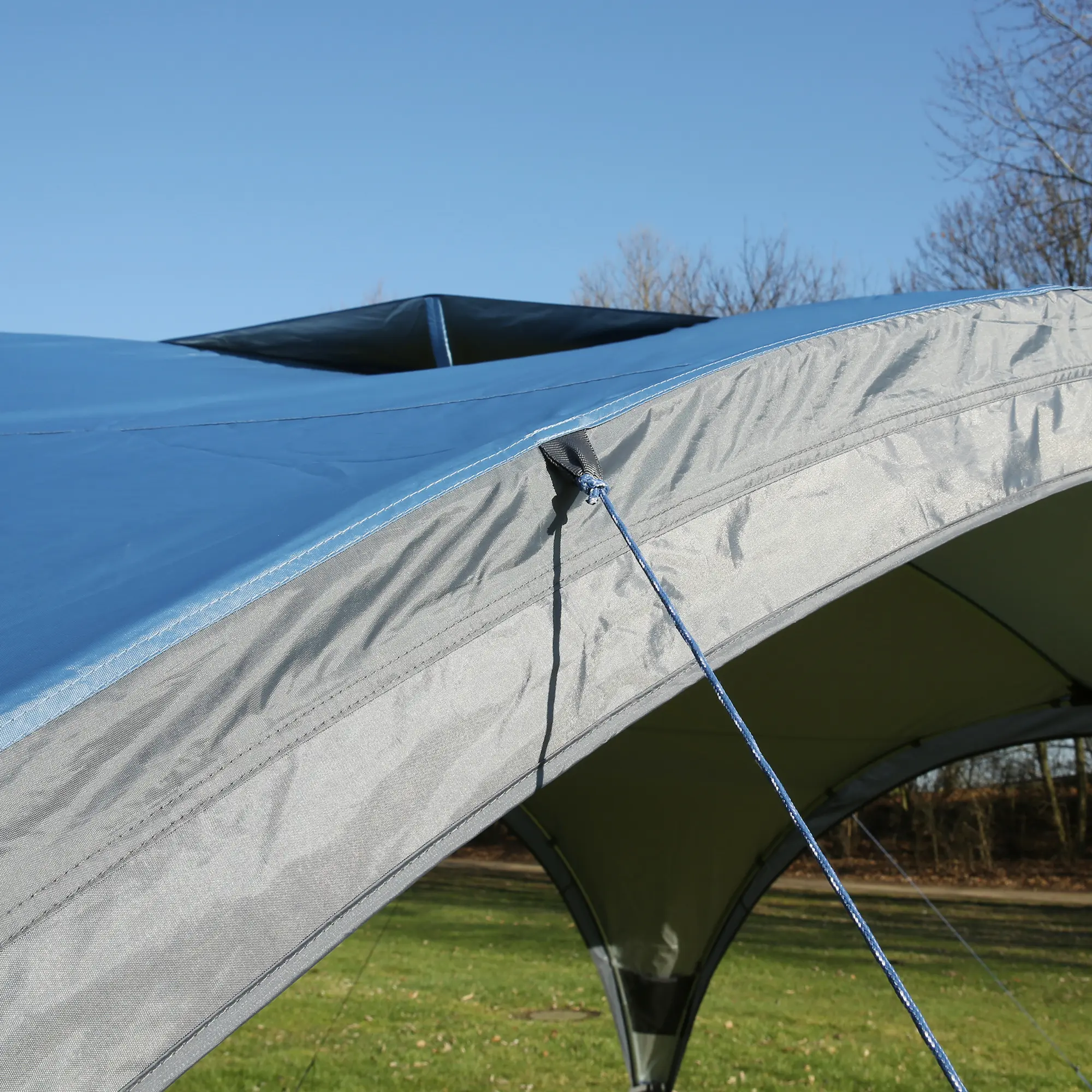 Event-Pavillon your GEAR Bergamo 430 aus robustem, wasserdichtem 210D Oxford Gewebe in Blau-Grau, mit verzinktem Stahlrohr-Gestänge und UV 50+ Schutz, aufgestellt im Freien bei sonnigem Wetter.