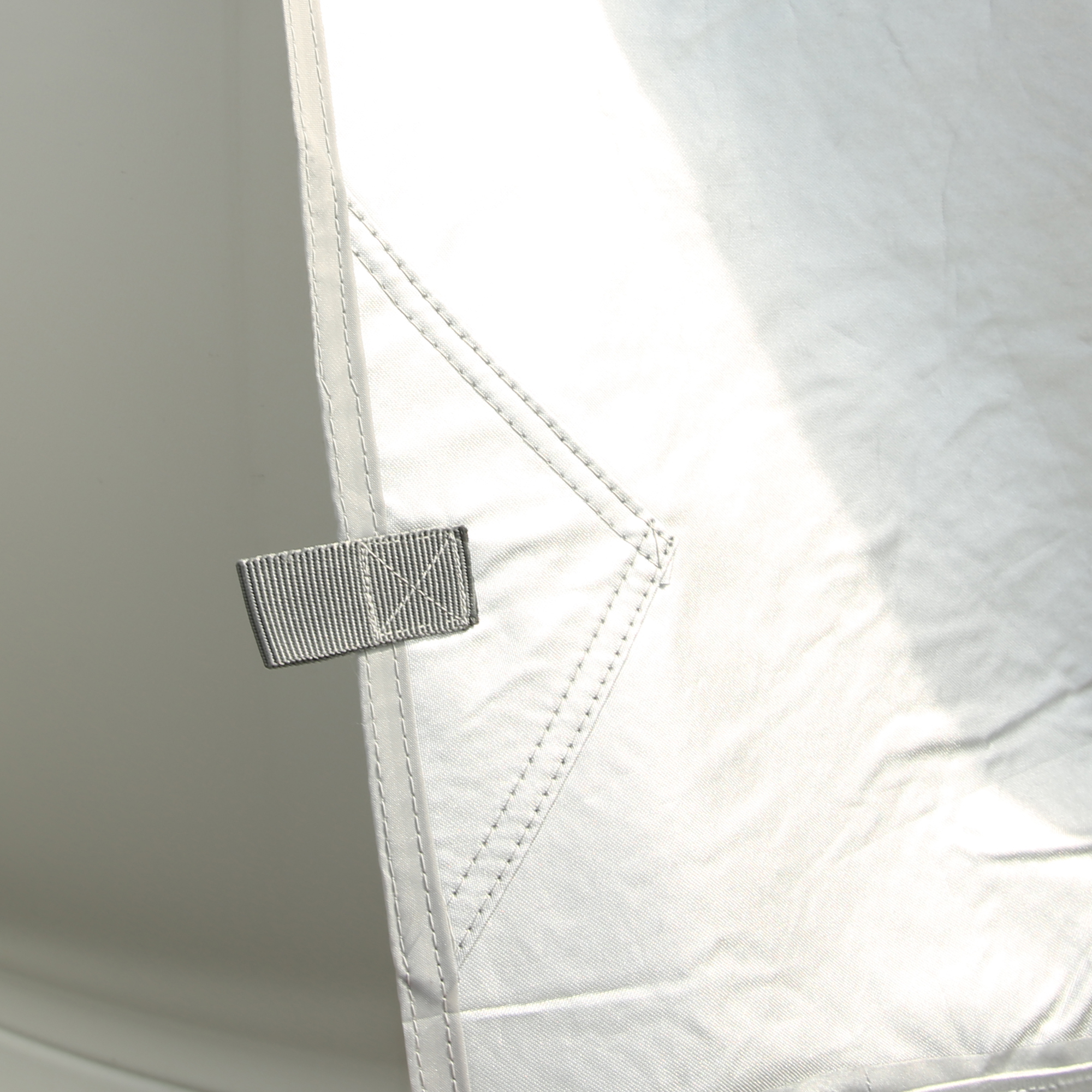 Detail view of your GEAR Caravan Bugschutzplane Thermo 200 x 160 cm, showing reinforced stitching and a durable strap for secure attachment; designed as a protective cover for caravan front and rear.