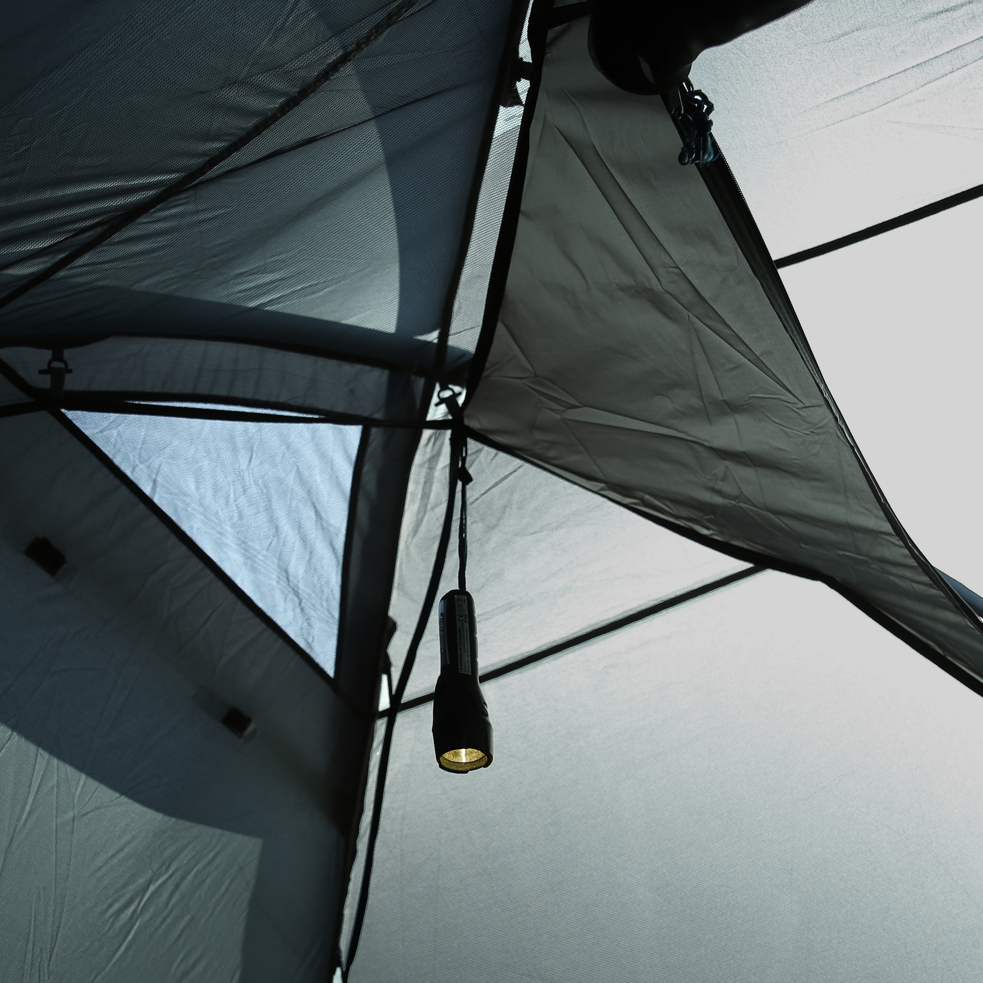 Vista interior del your GEAR Zelt Monza para 4 personas, mostrando el techo doble, costuras reforzadas y una linterna colgada, ideal para camping, resistente a UV50+ y 3000 mm de impermeabilidad.