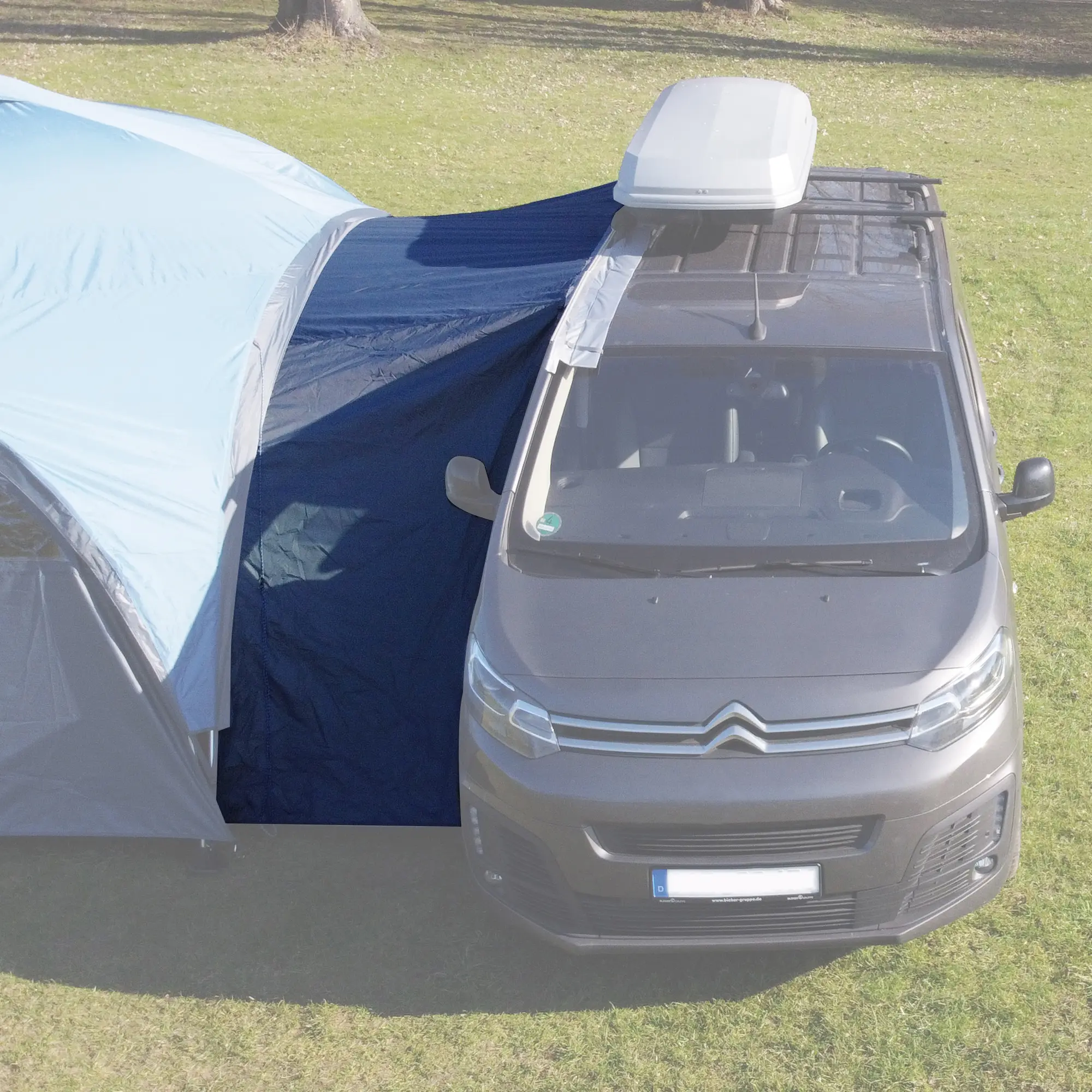 Connettore your GEAR Bergamo 430 che collega un padiglione da campeggio a un van tramite una guaina blu scura, offrendo una transizione protetta tra veicolo e tenda, ideale per camper e bus.